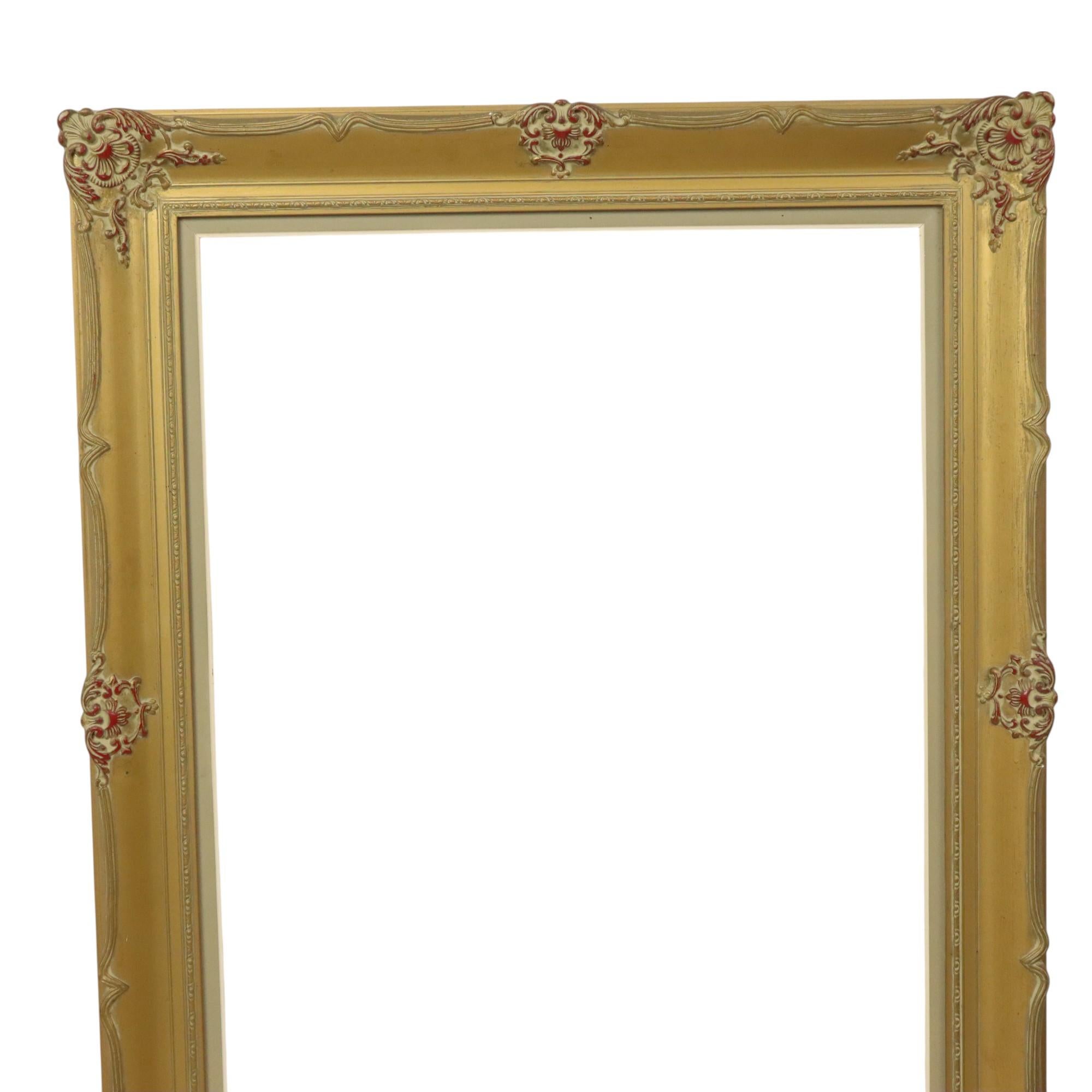 Grande cornice d'epoca in pino dorato con una bella patina di età e sfumature rosse, interamente in stile barocco classico. Di grandi dimensioni, decorato con foglie d'acanto, fiori e motivi, circa metà del XX secolo.

Una cornice di dimensioni