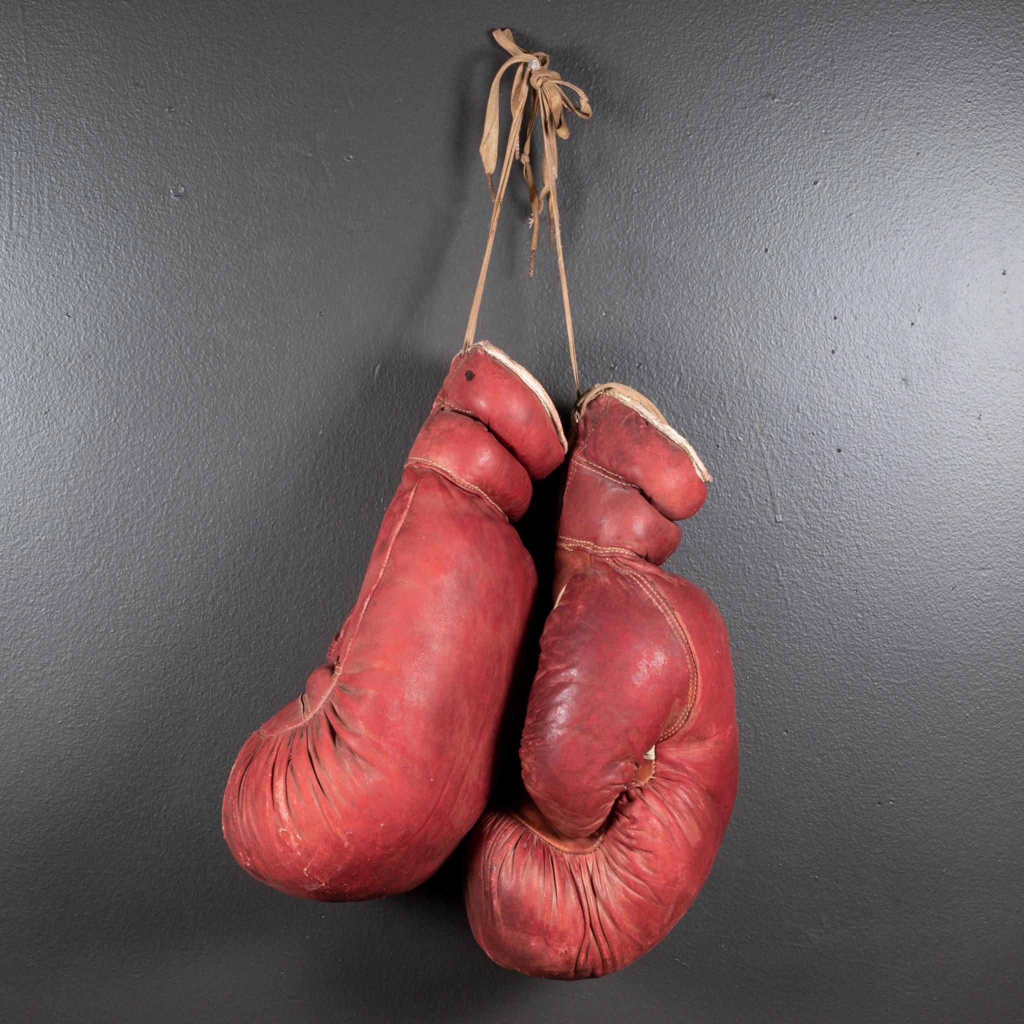 Large Vintage Gold Smith Leather Boxing Gloves c.1950 In Good Condition In San Francisco, CA