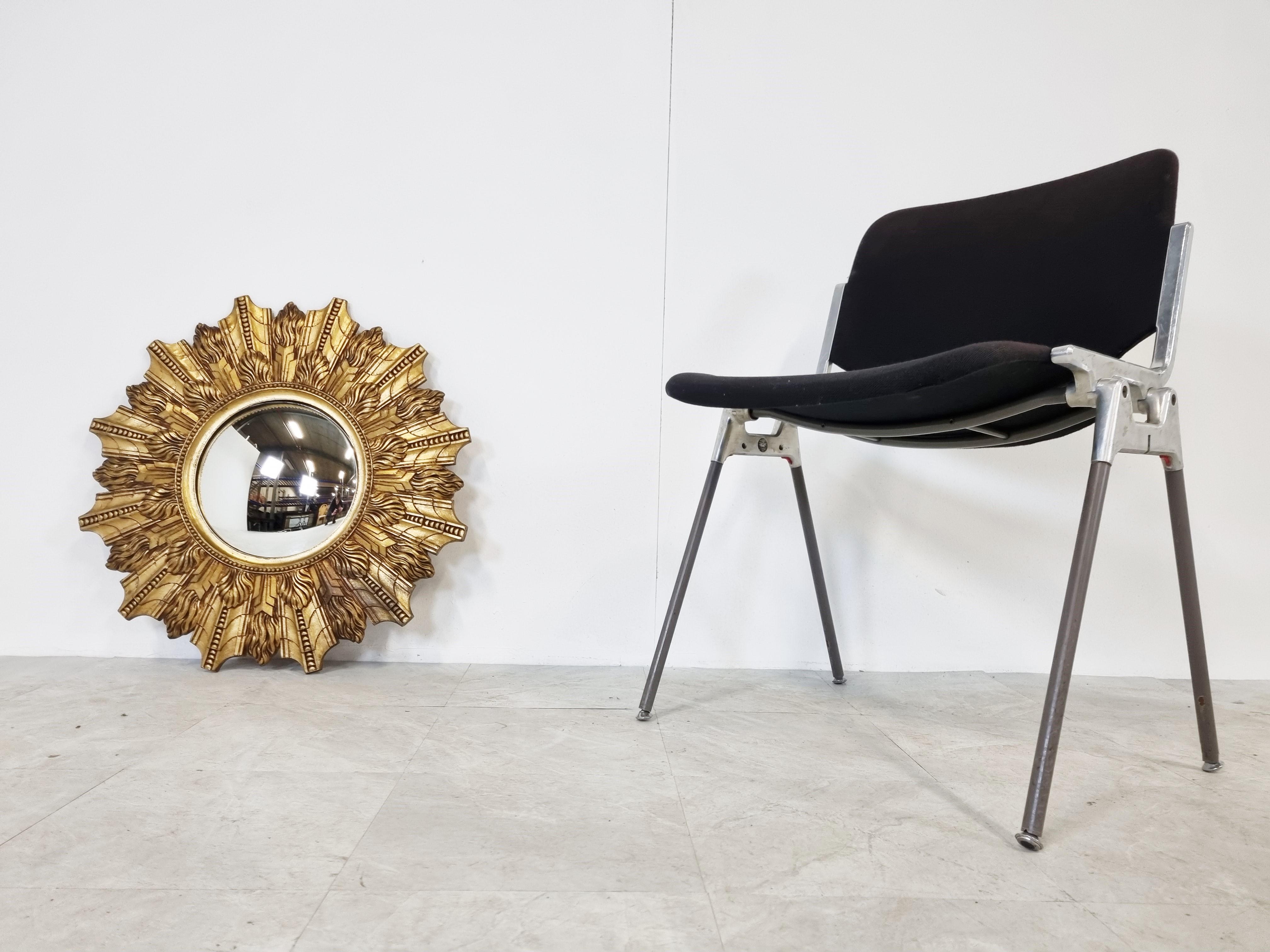 Large gilded resin sunburst mirror with convex mirror glass.

The golden mirror is in a very good condition, beautifully patinated.

1960s - made in Belgium.

Large diameter

Dimensions:
Diameter: 65 cm/ 25.59