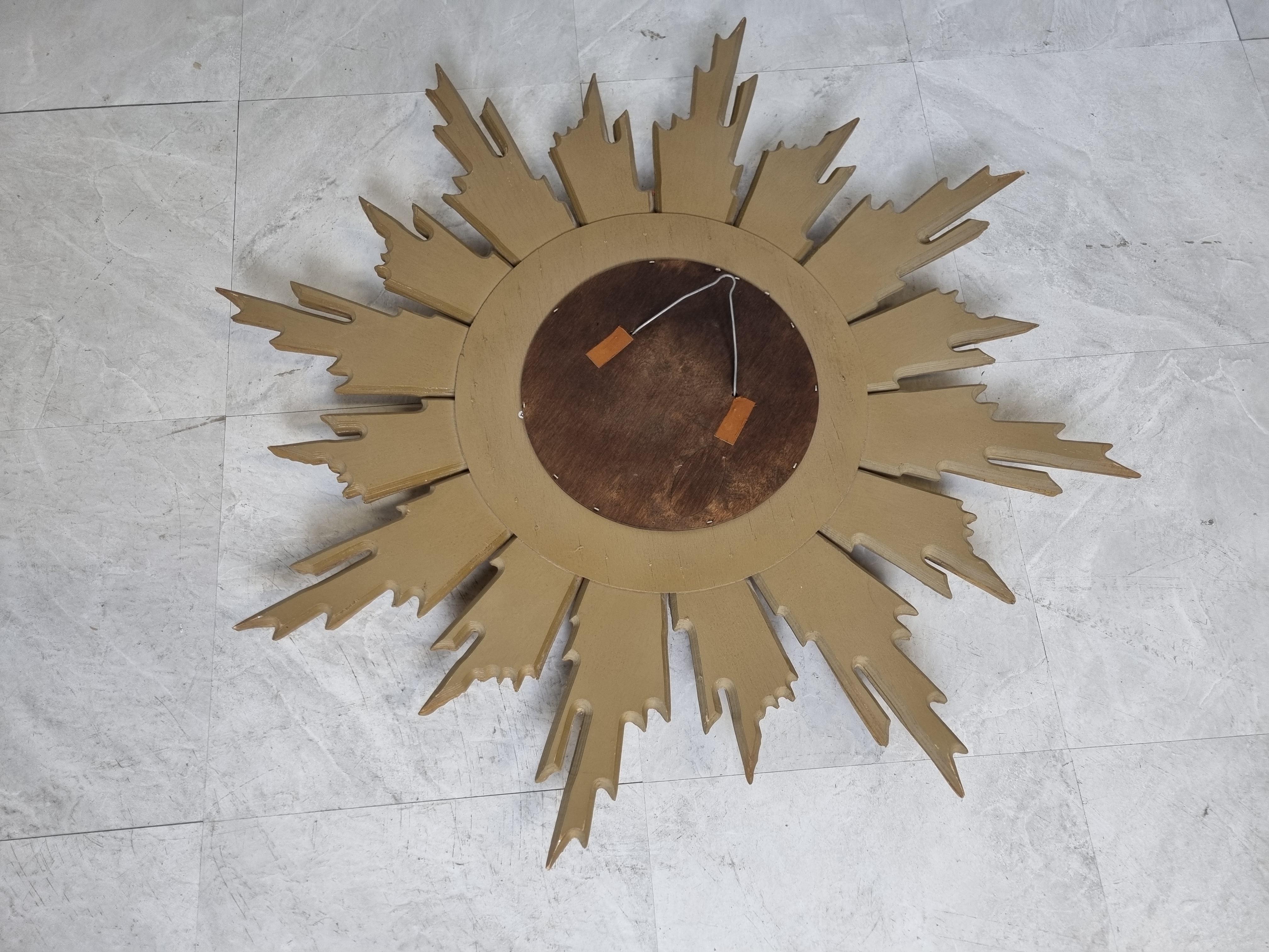 Golden resin sunburst mirror with convex mirror glass.

The golden mirror is in a good condition.

1960s - made in Belgium.

Dimensions:
Diameter: 70cm/27.55