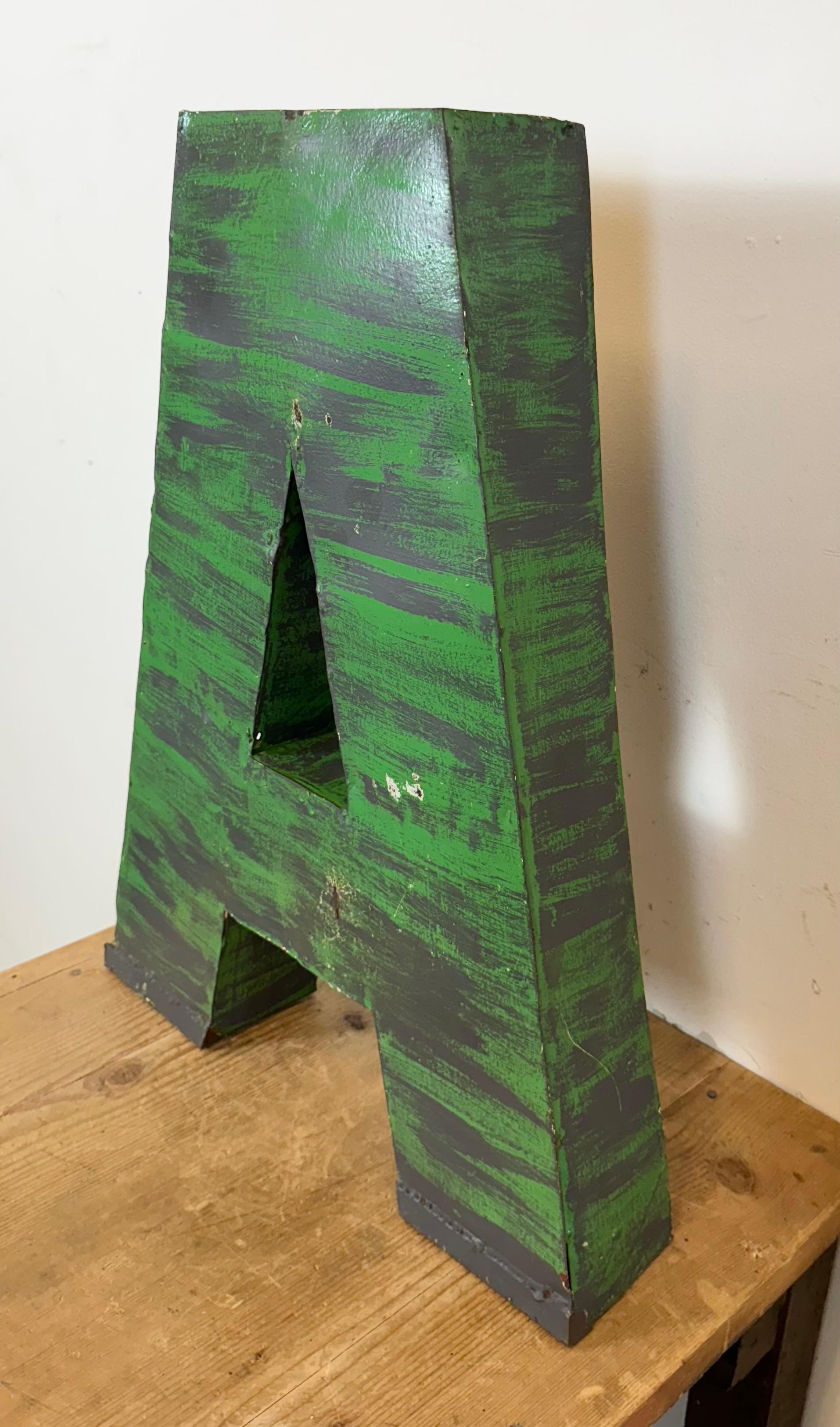 Ceco Grande lettera A di facciata in ferro verde vintage, anni '70 in vendita