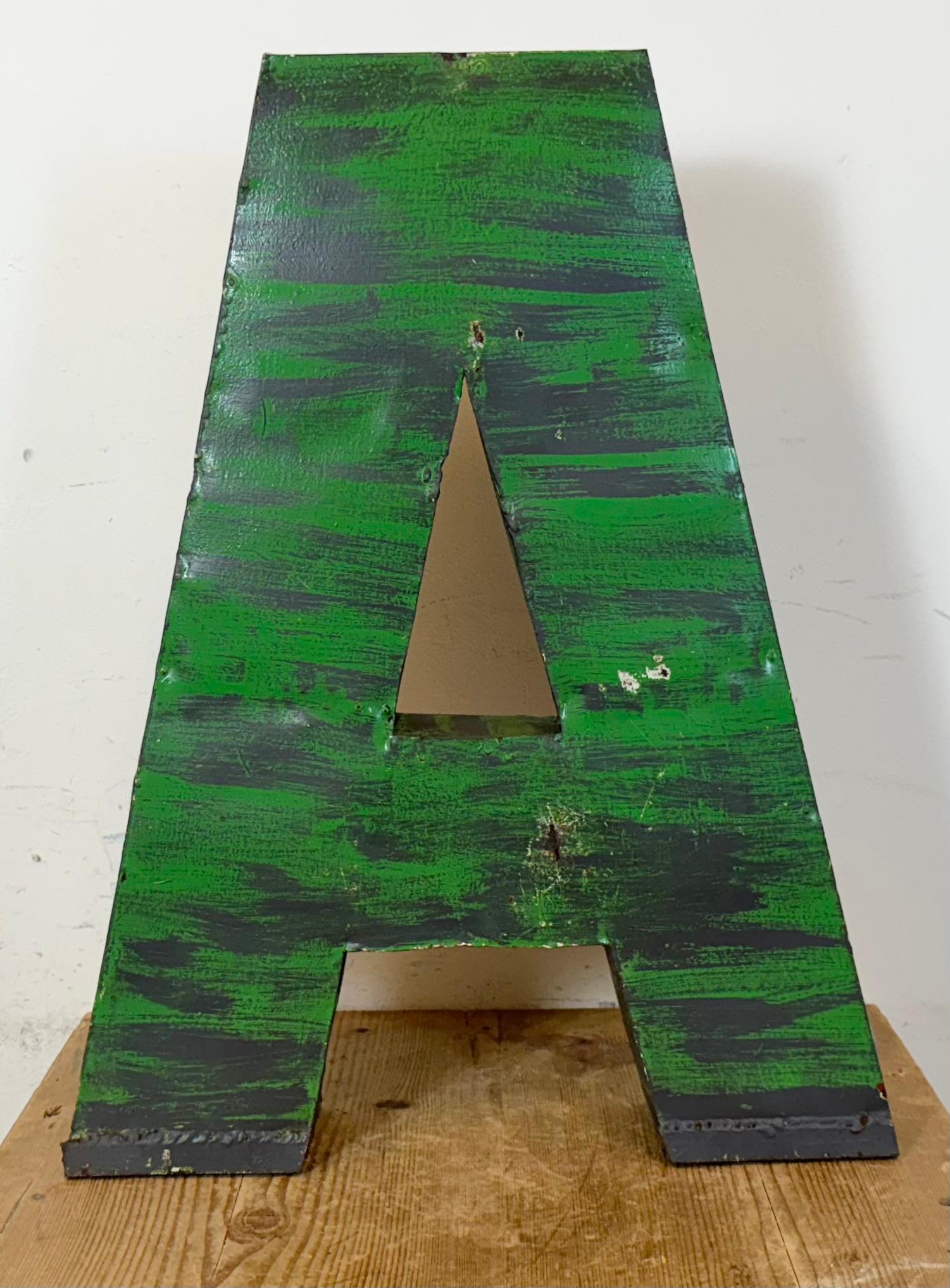 Grande lettera A di facciata in ferro verde vintage, anni '70 In condizioni buone in vendita a Kojetice, CZ