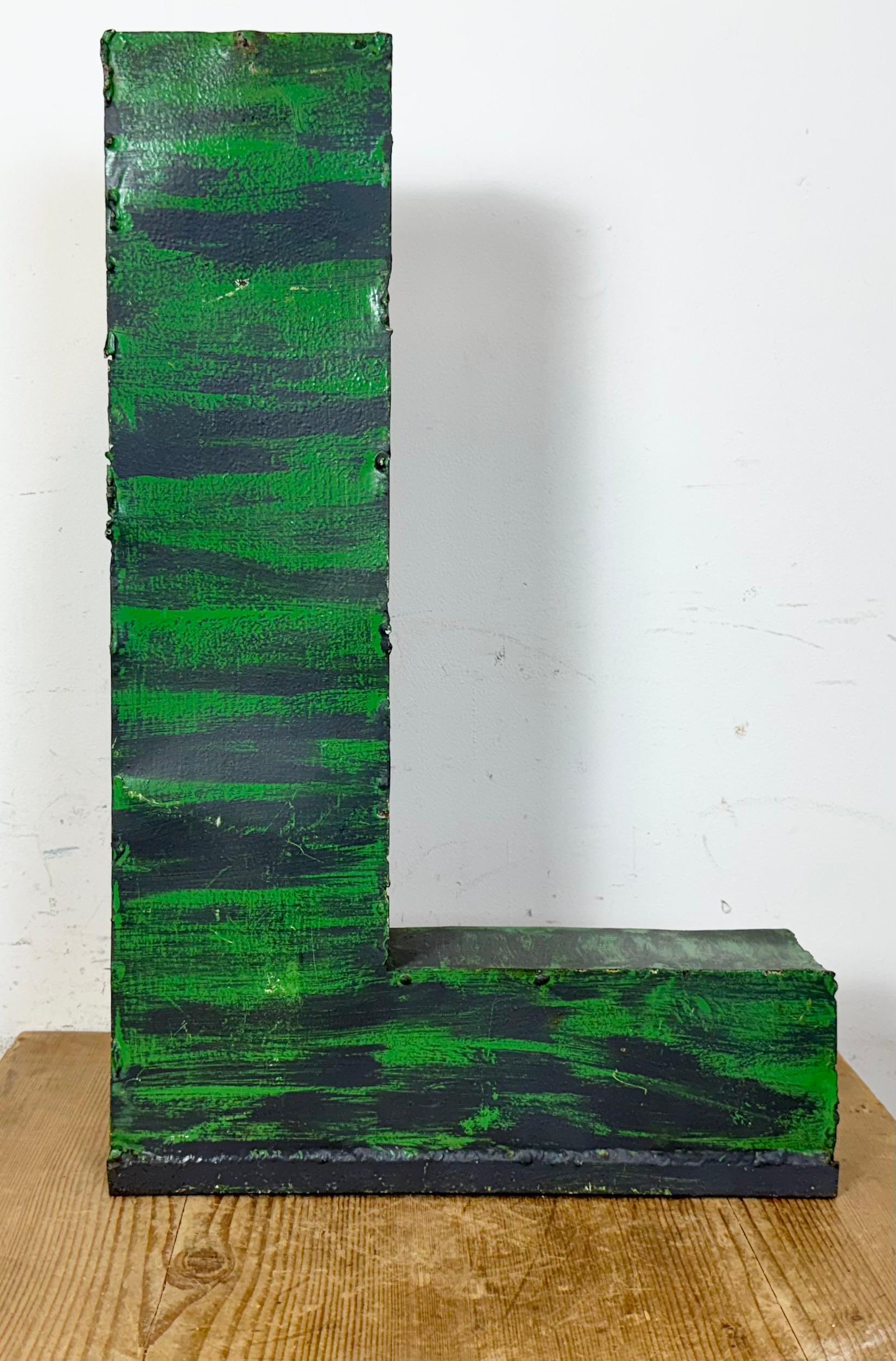 Gran letra L de fachada de hierro verde vintage , años 70 Industrial en venta