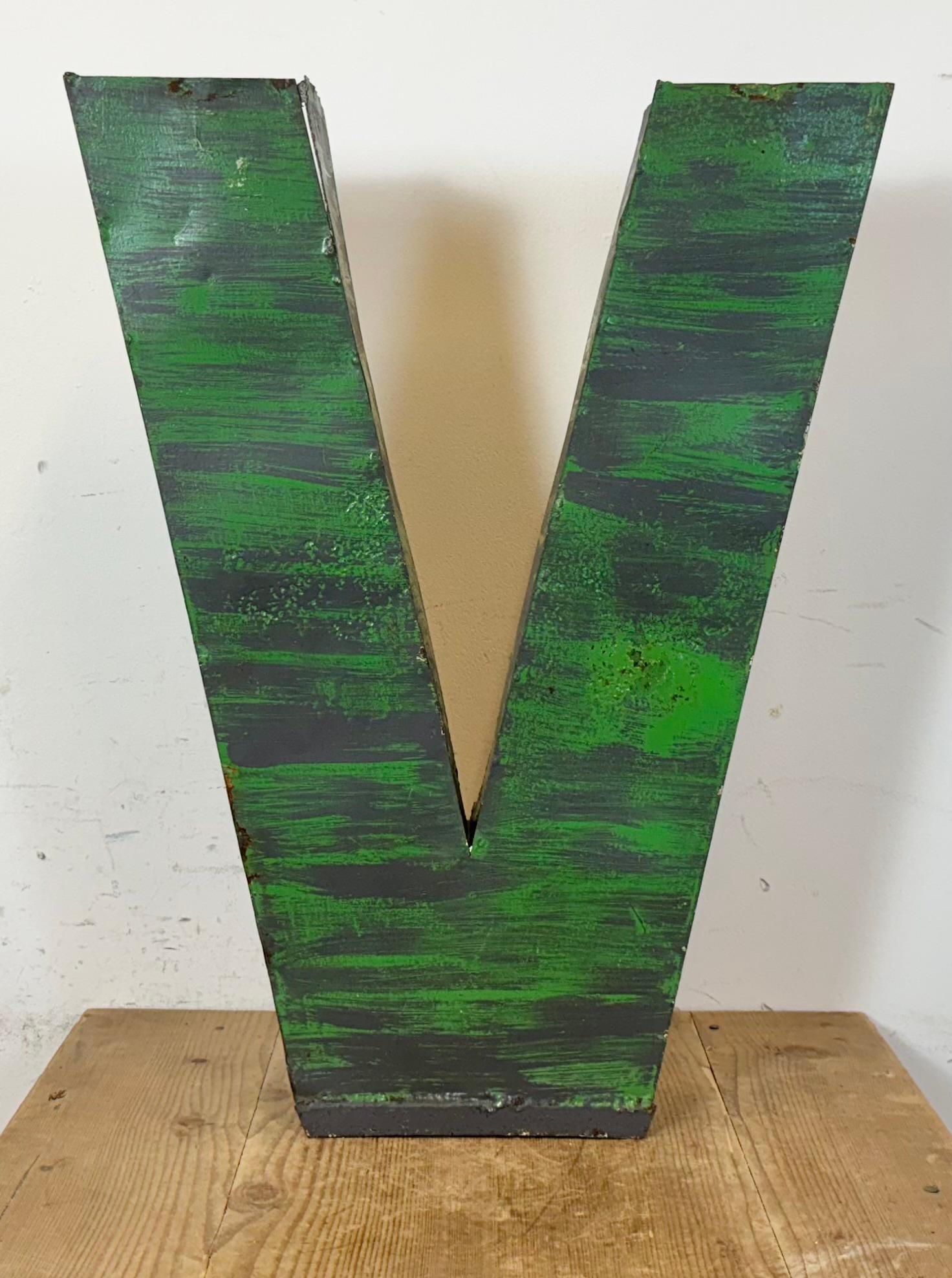 Industriel Grande lettre V de façade en fer vert, 1970 en vente
