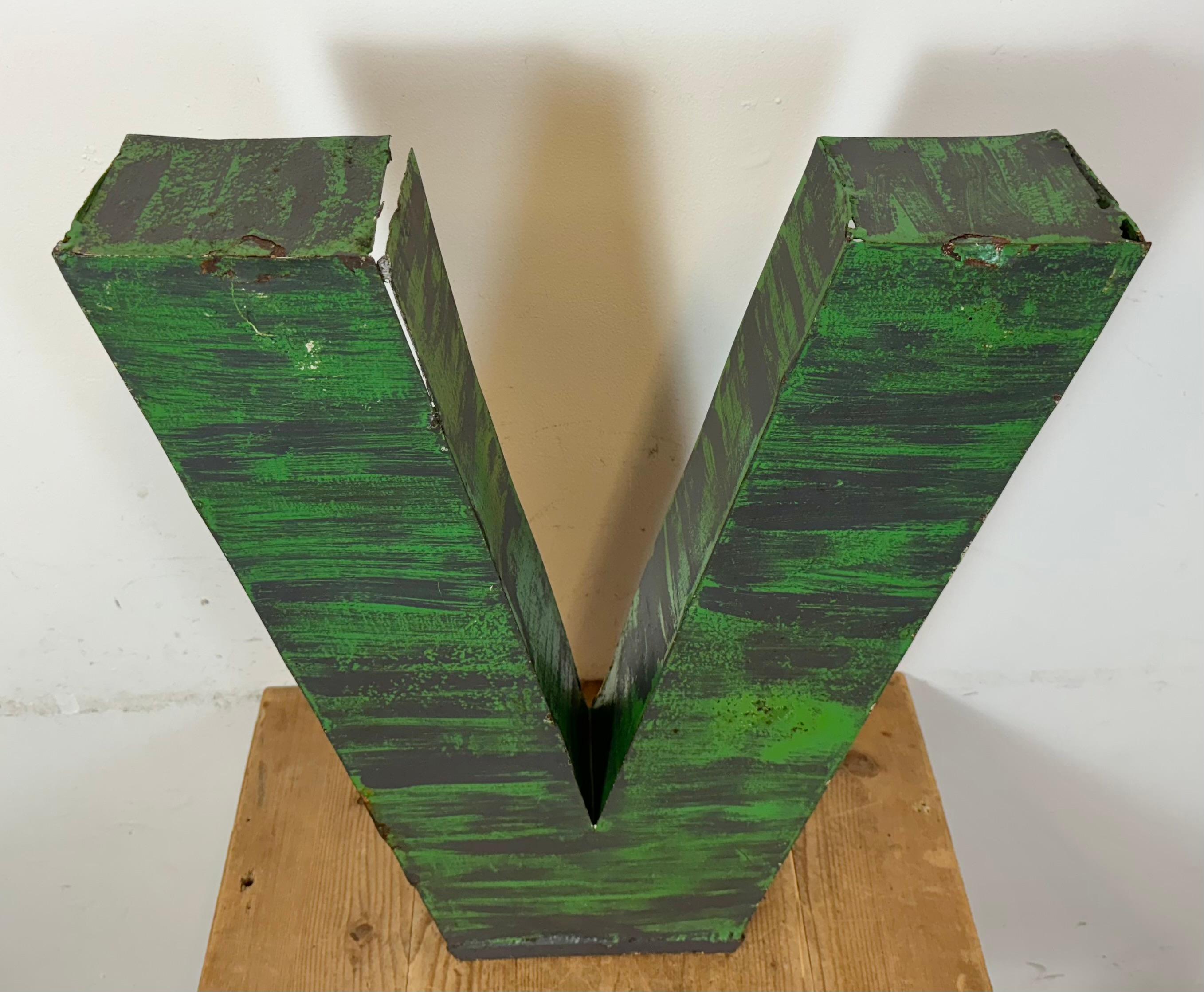 Fin du 20e siècle Grande lettre V de façade en fer vert, 1970 en vente