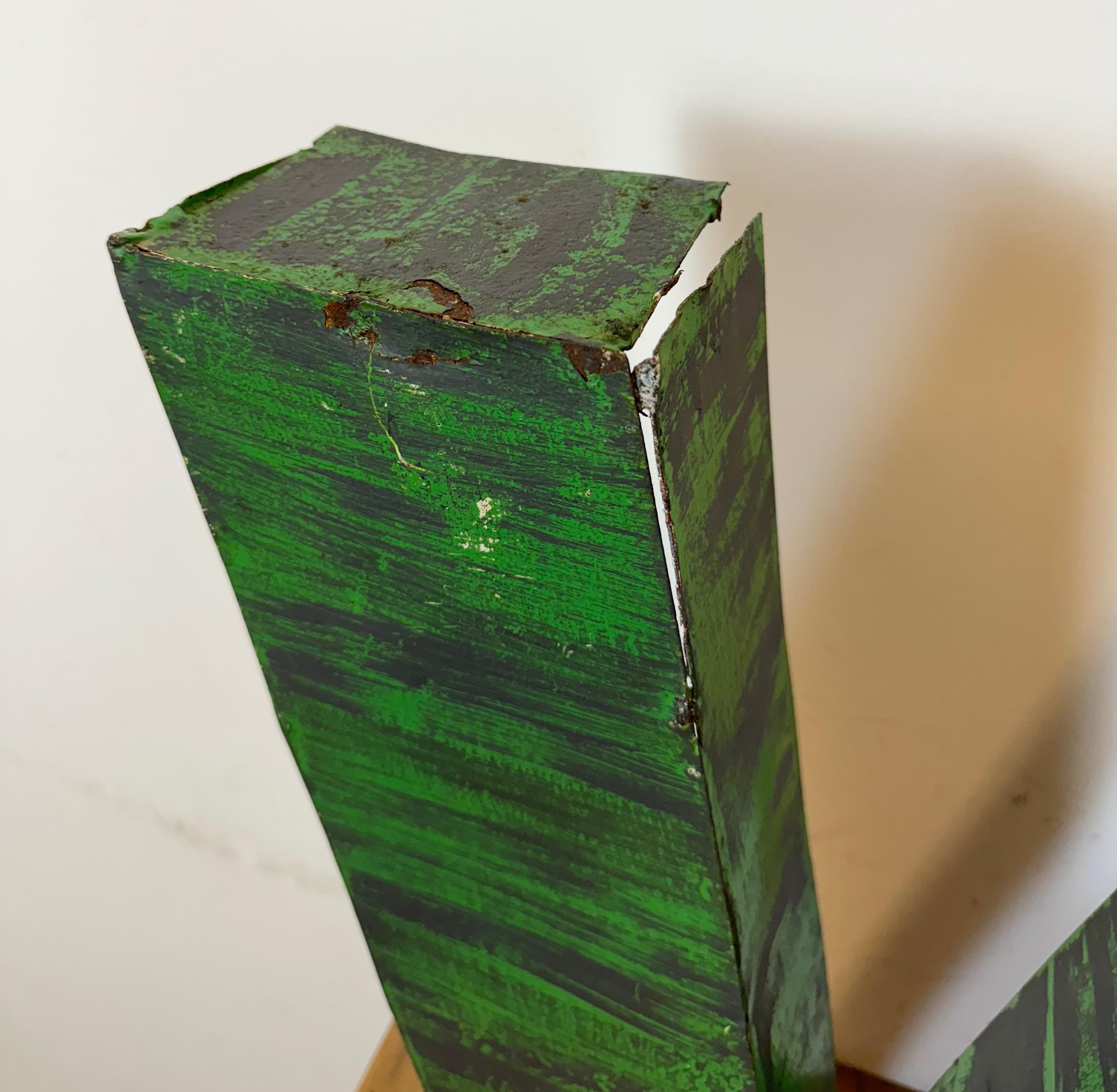 Fer Grande lettre V de façade en fer vert, 1970 en vente