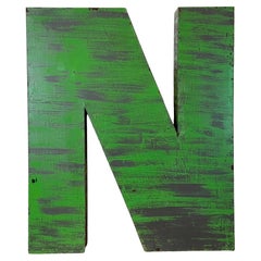 Grande facciata in ferro verde d'epoca con lettera N, anni '70