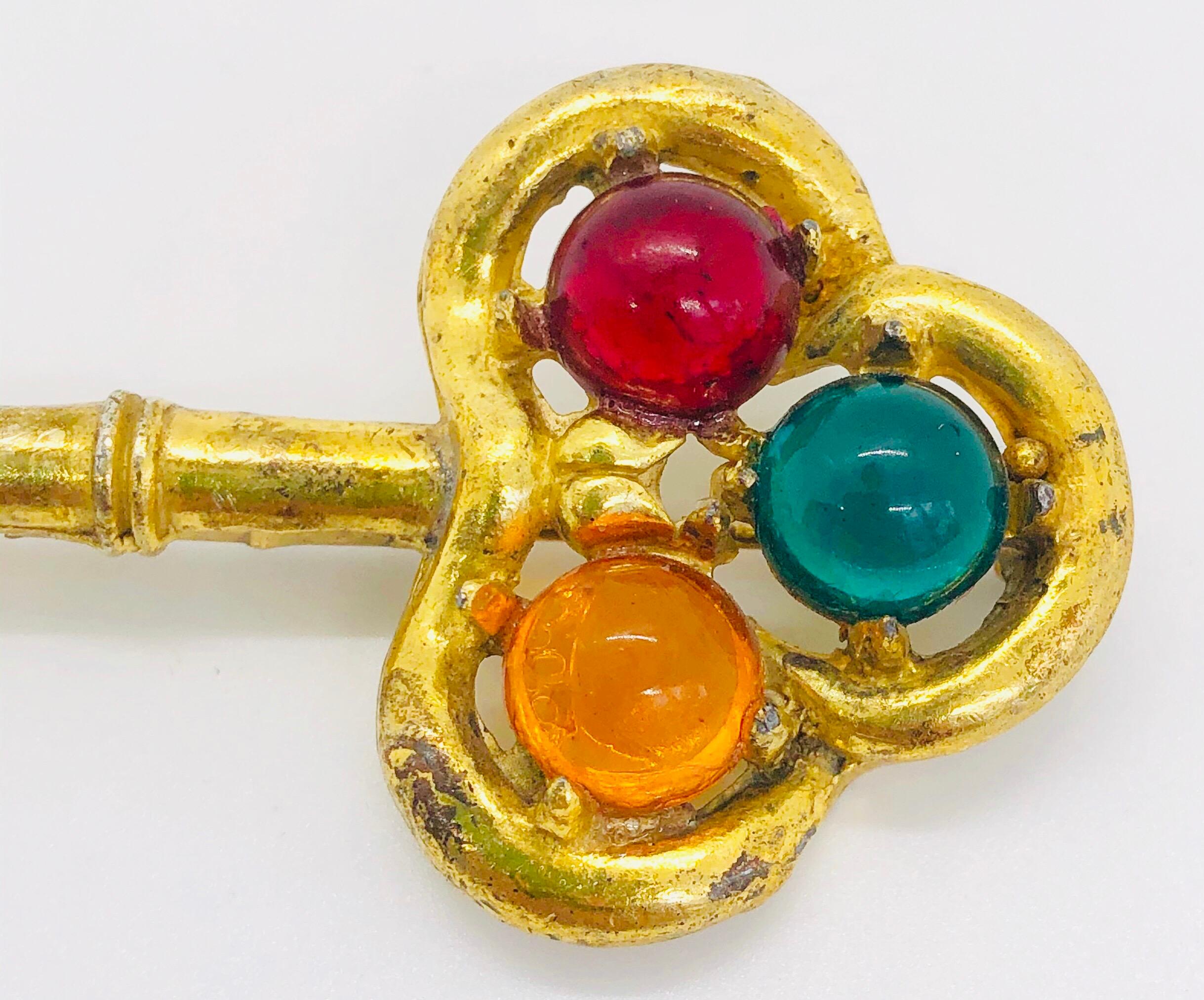 Chic vintage gold gripoix novelty brooch pin ! Features a distressed gold with gripoix glass beads in red, blue, green and marigold orange. Adds sparkle to any outfit. Great on a denim jacket, blazer, sweater or dress.
In great condition
Measures 3