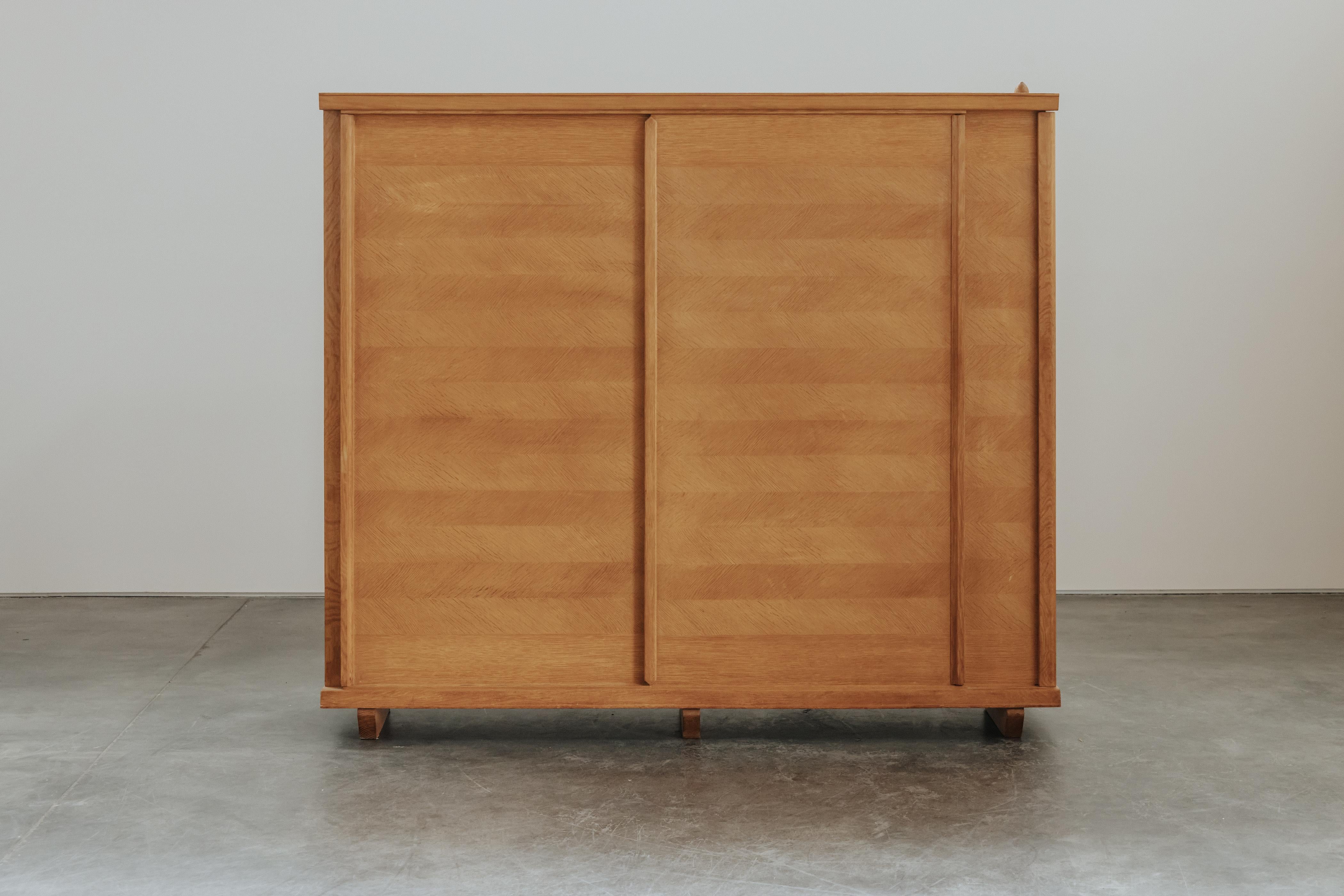 Grande mobile vintage di Guillerme et Chambron dalla Francia, circa 1970.  Modello di grandi dimensioni in rovere massiccio con ferramenta originale.  Condizioni eccellenti.