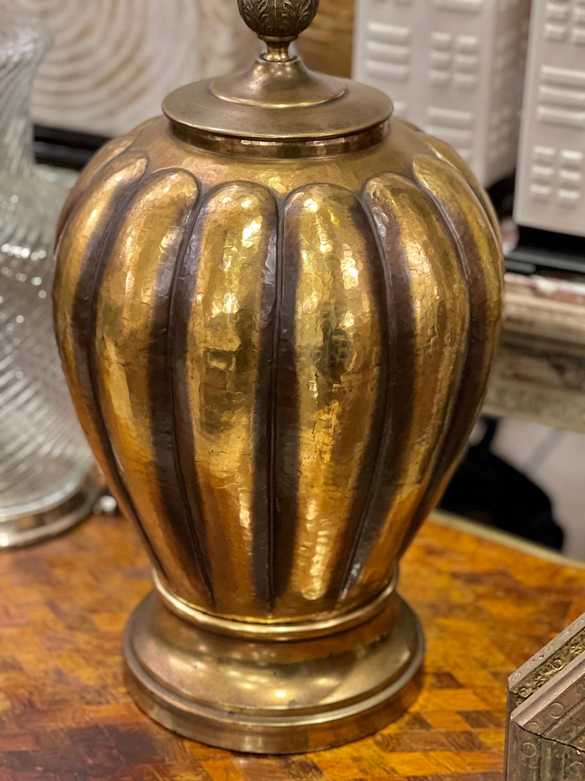Grande lampe vintage en laiton Hammer en vente 2