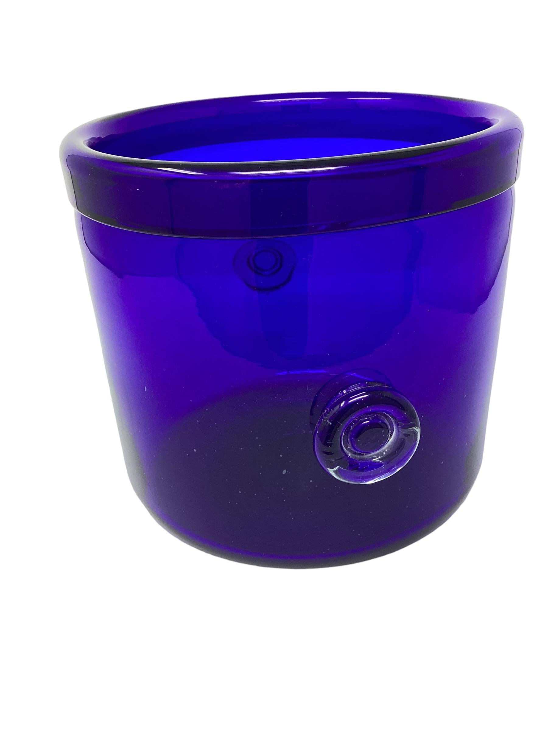 Gran cubitera o champanera vintage de vidrio soplado azul cobalto. Las generosas proporciones de este cubo lo hacen ideal para contener una botella de champán o para utilizarlo como cubitera.