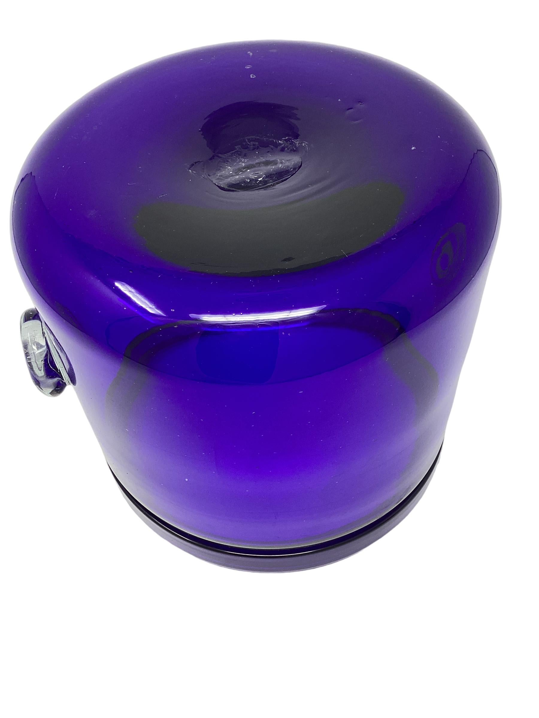 Gran cubitera vintage de cristal soplado azul cobalto para champán o hielo Moderno de mediados de siglo en venta