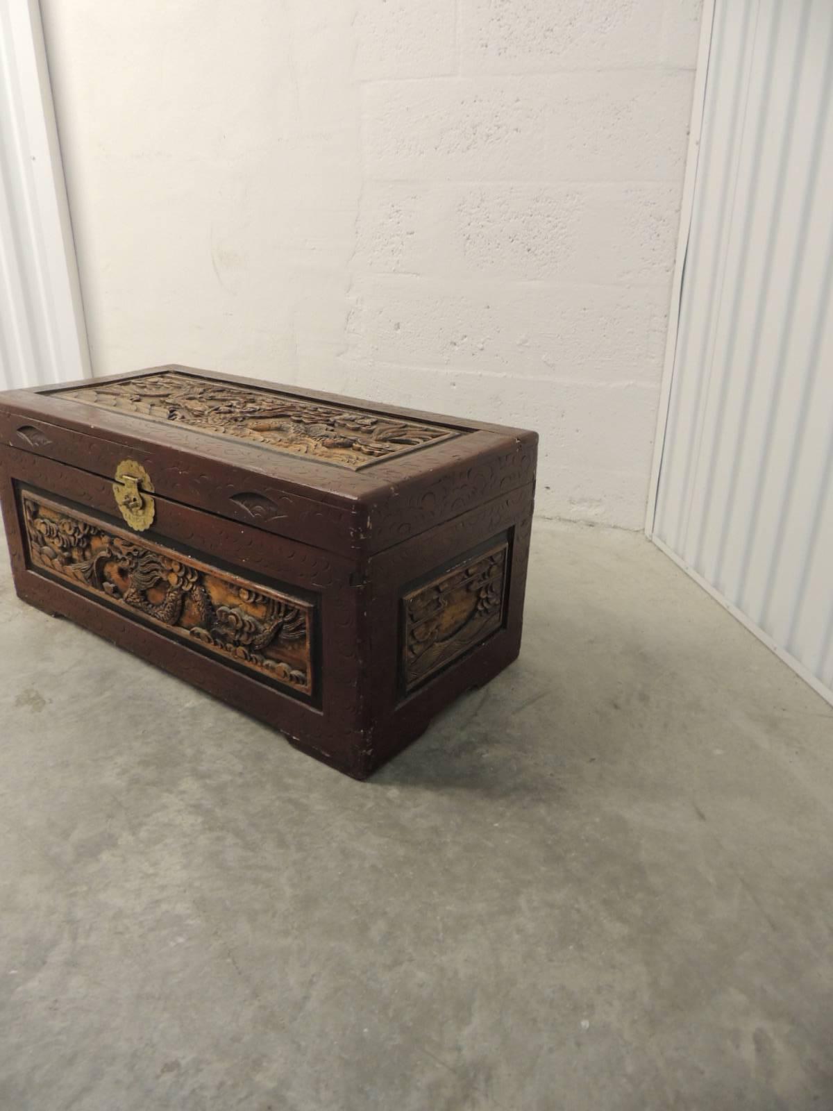 Chinois Grand coffre/coffre asiatique vintage sculpté à la main et laqué au cinabre