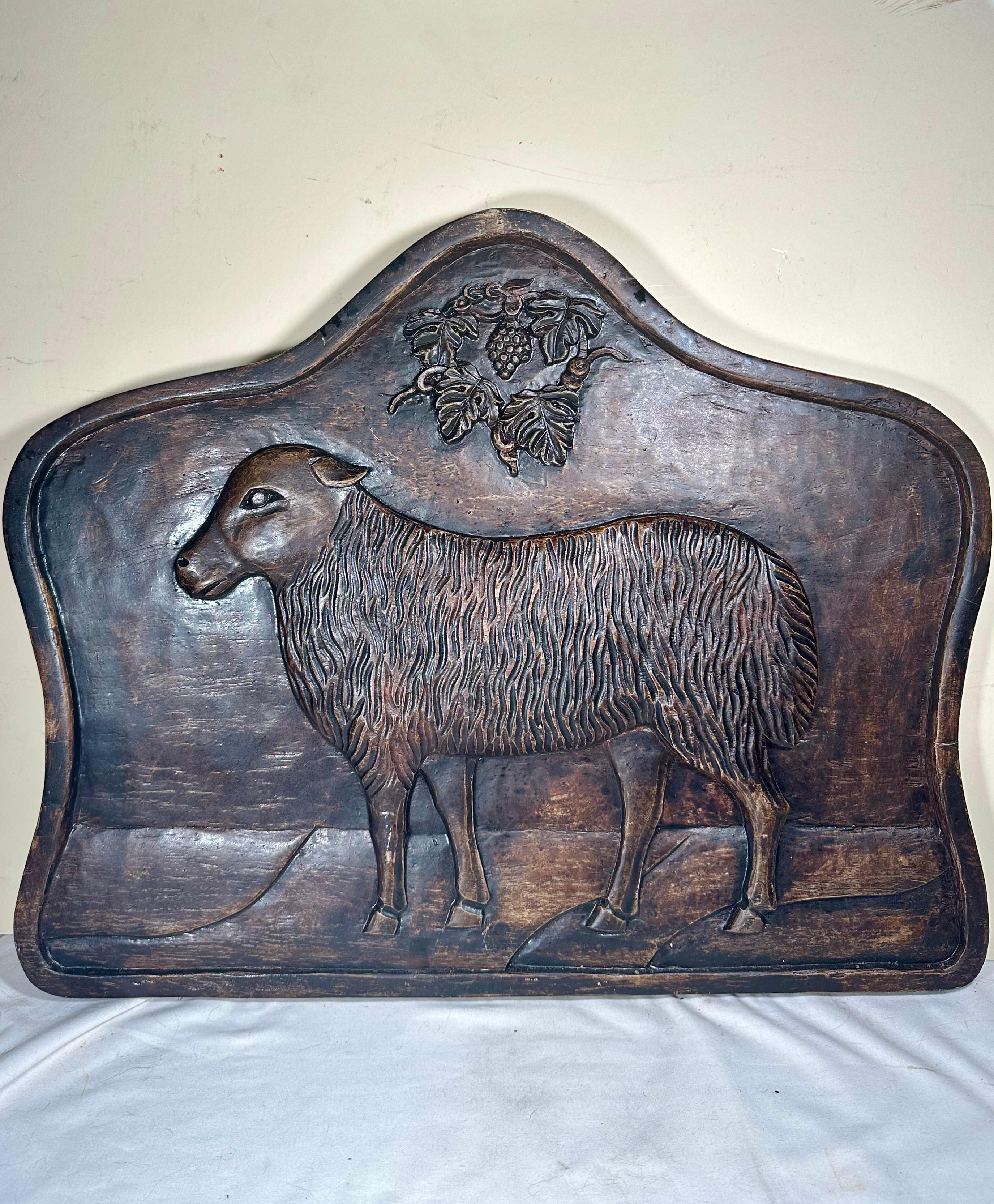 Grand bas-relief vintage sculpté à la main d'AGNUS DEI Pièce d'autel.

Grande sculpture d'autel vintage en bas-relief représentant l'AGNUS DEI. Cette pièce rare et significative du premier quart du XXe siècle symbolise la relation entre le Christ et