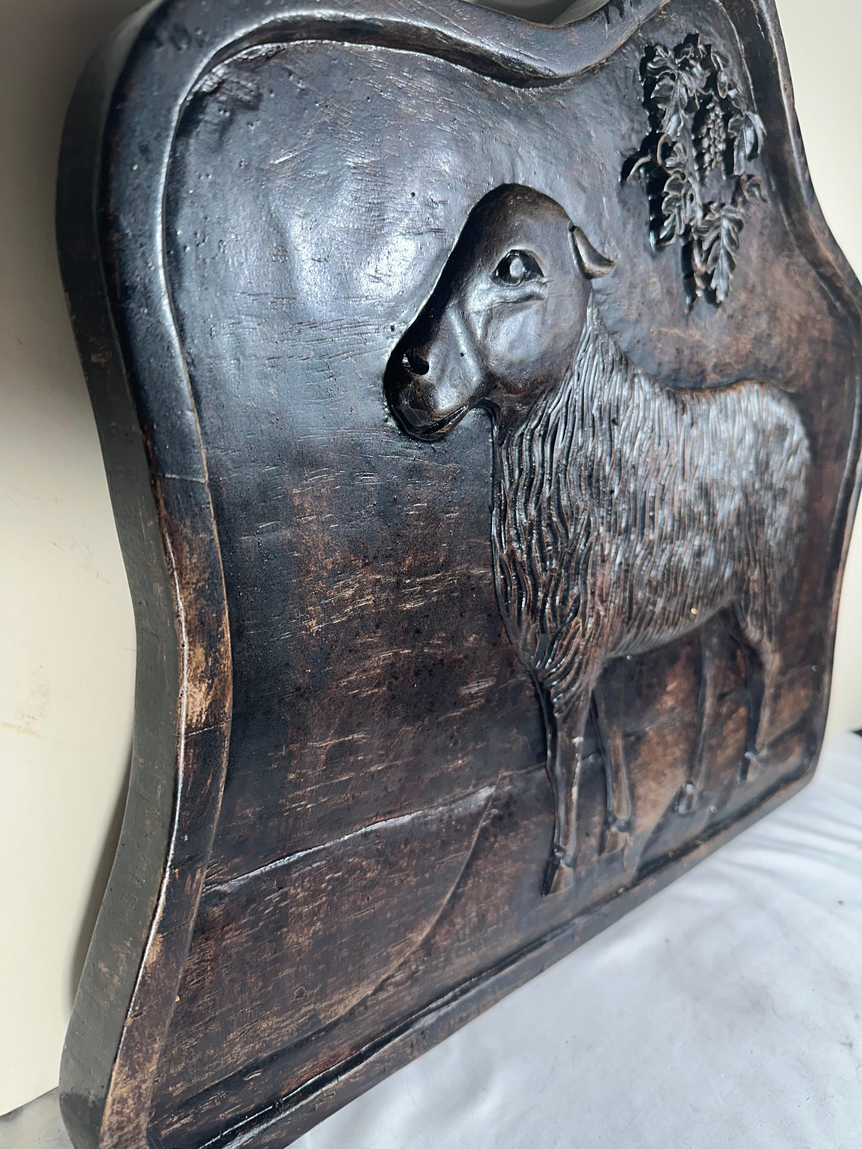Artisanat Grand bas-relief vintage sculpté à la main d'AGNUS DEI Pièce d'autel. en vente