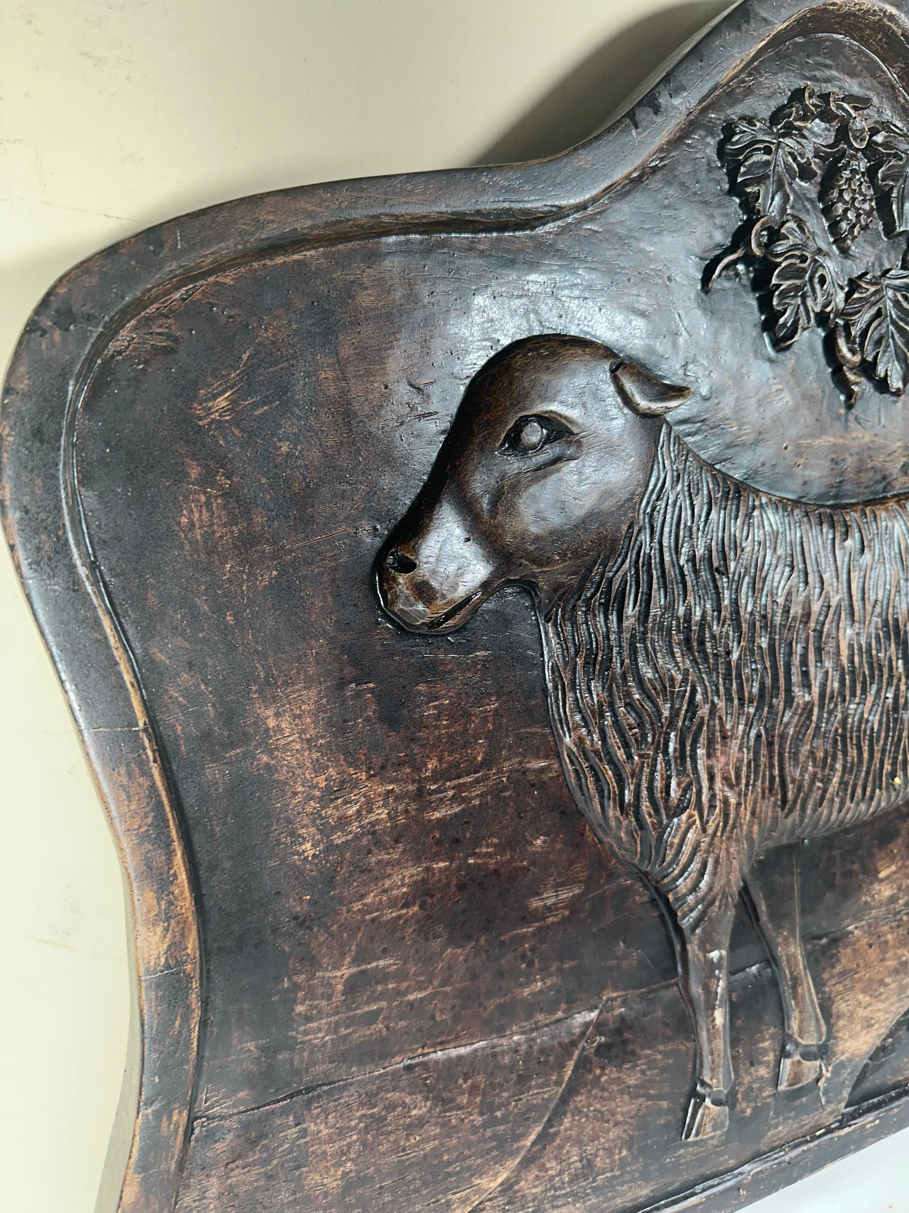 Inconnu Grand bas-relief vintage sculpté à la main d'AGNUS DEI Pièce d'autel. en vente