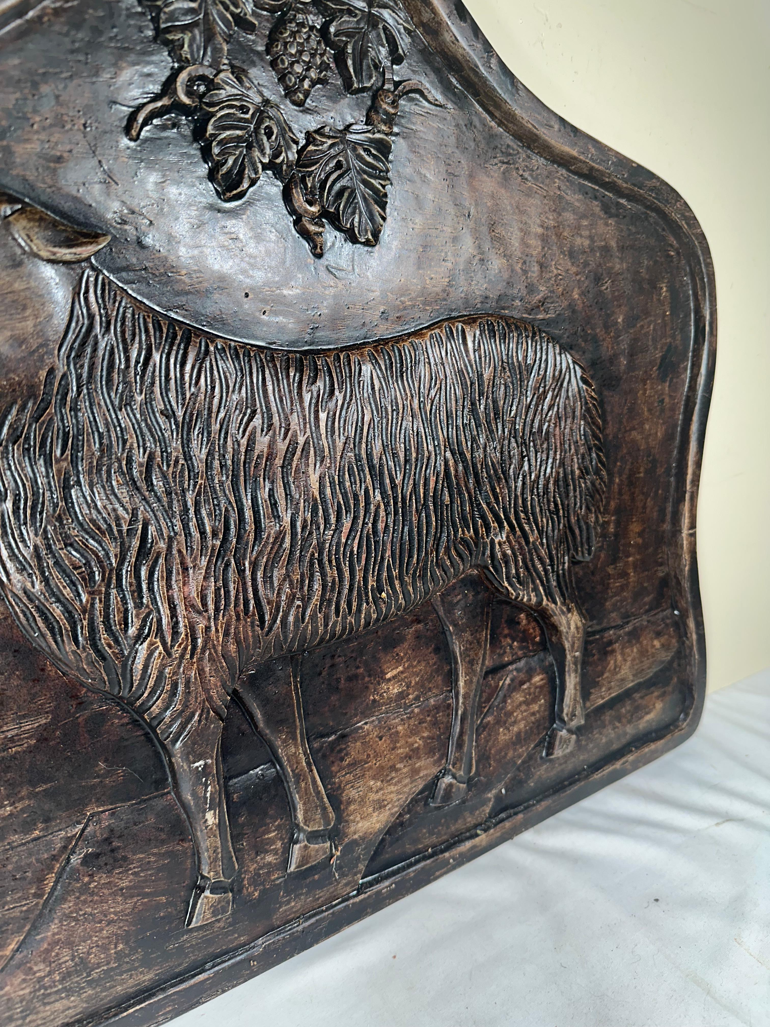 20ième siècle Grand bas-relief vintage sculpté à la main d'AGNUS DEI Pièce d'autel. en vente