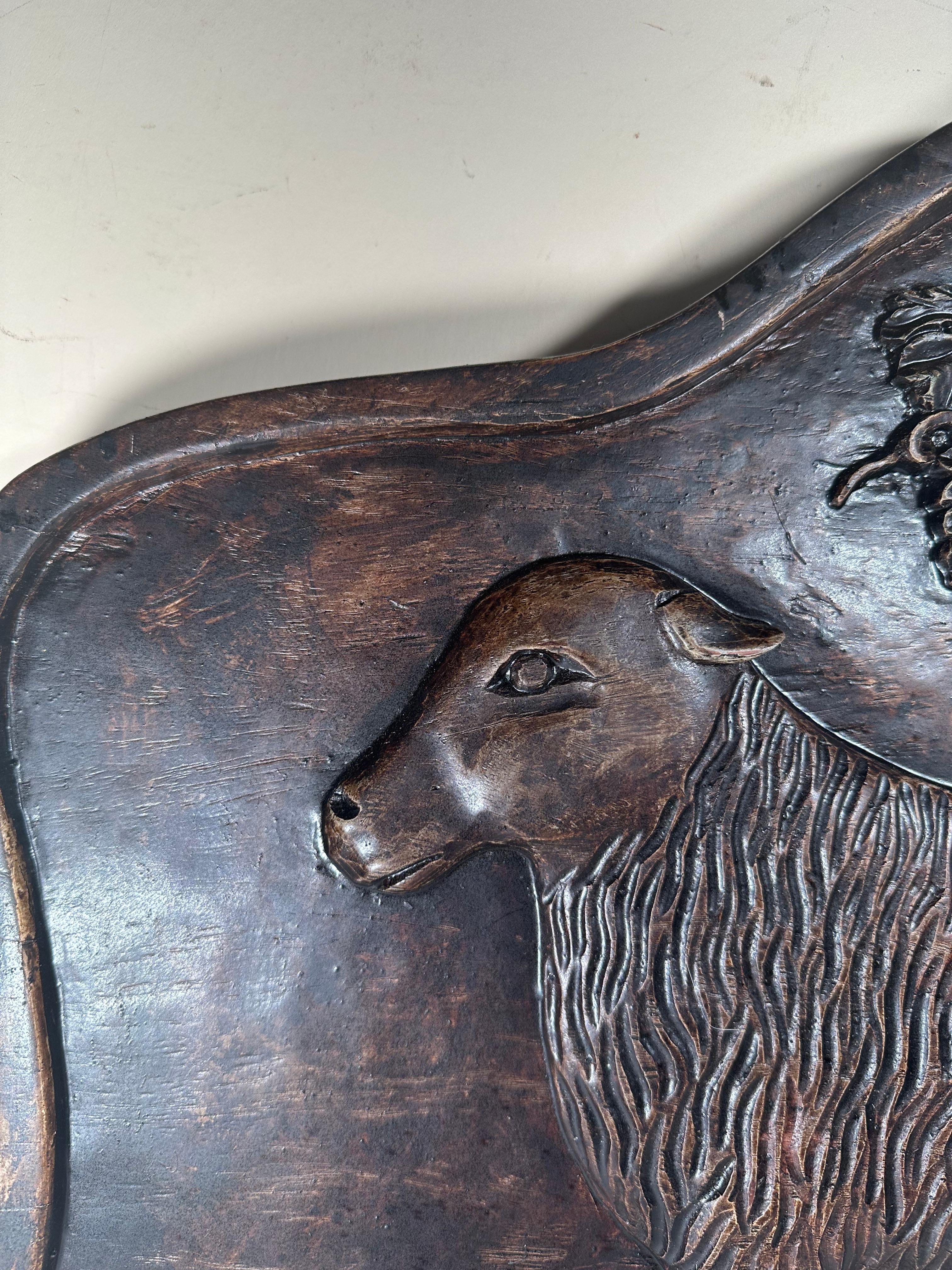 Grand bas-relief vintage sculpté à la main d'AGNUS DEI Pièce d'autel. en vente 1