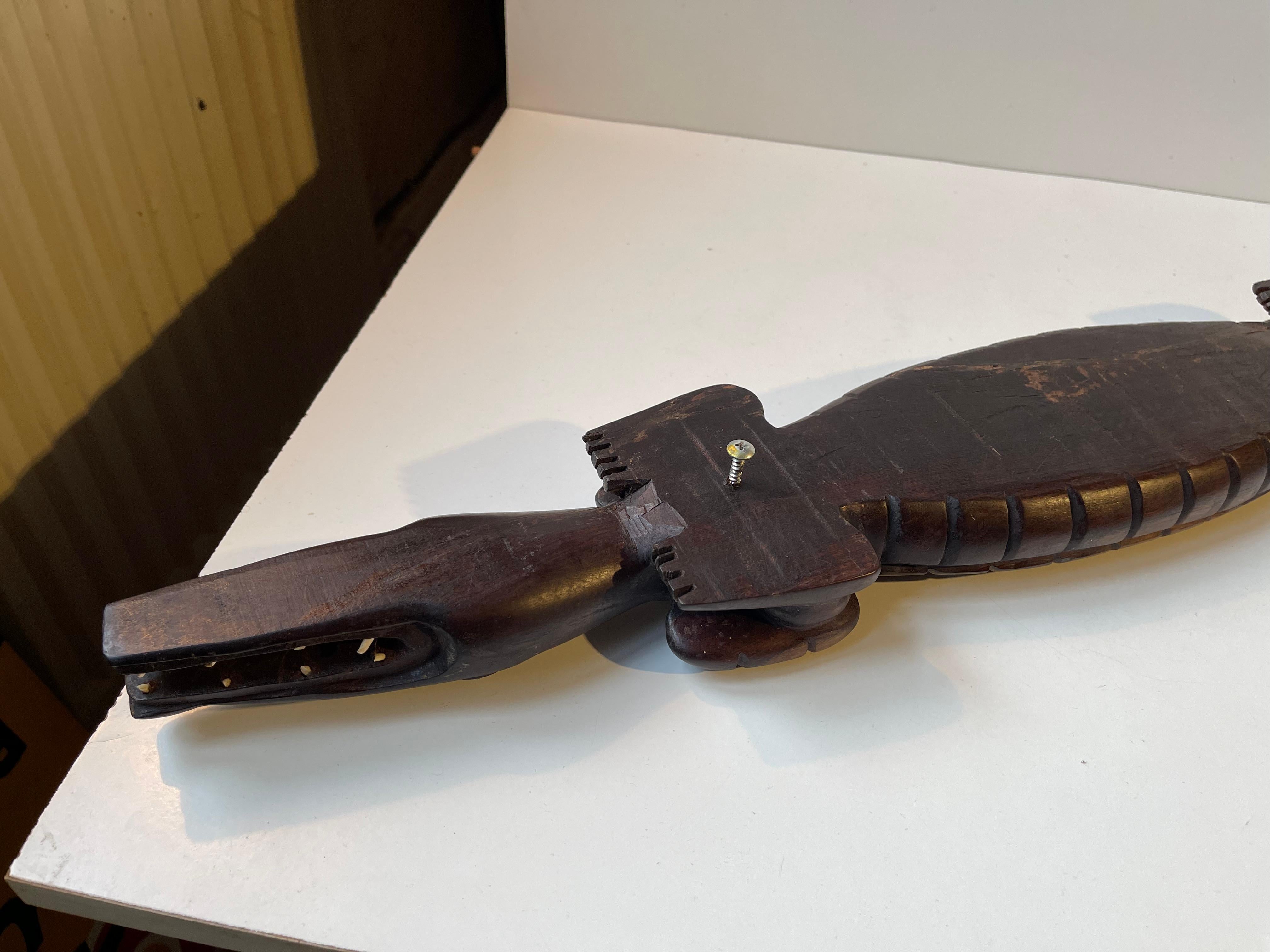 Grande coccodrillo vintage intagliato a mano in legno scuro in vendita 4