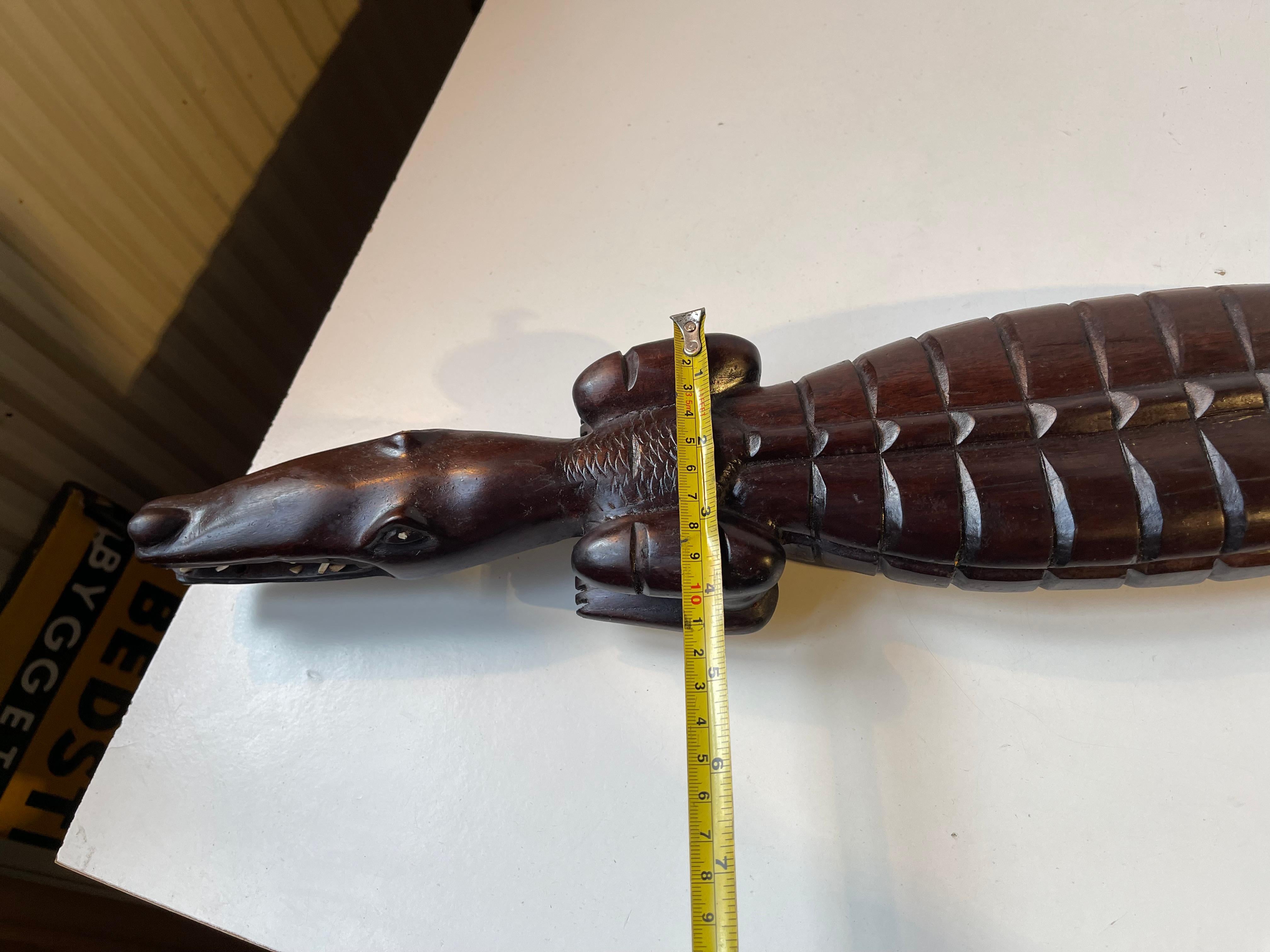 Grande coccodrillo vintage intagliato a mano in legno scuro in vendita 5