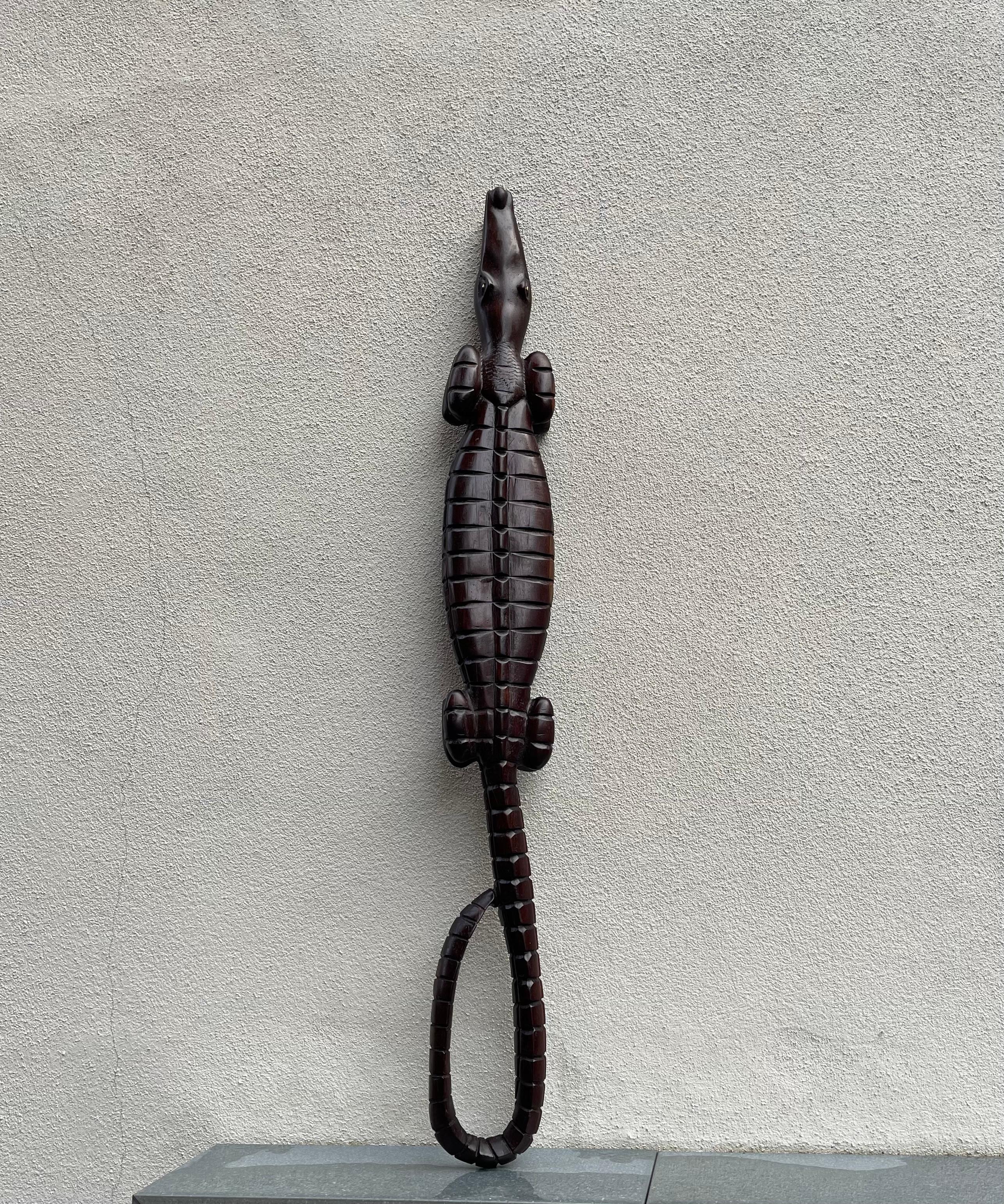 Arte popolare Grande coccodrillo vintage intagliato a mano in legno scuro in vendita