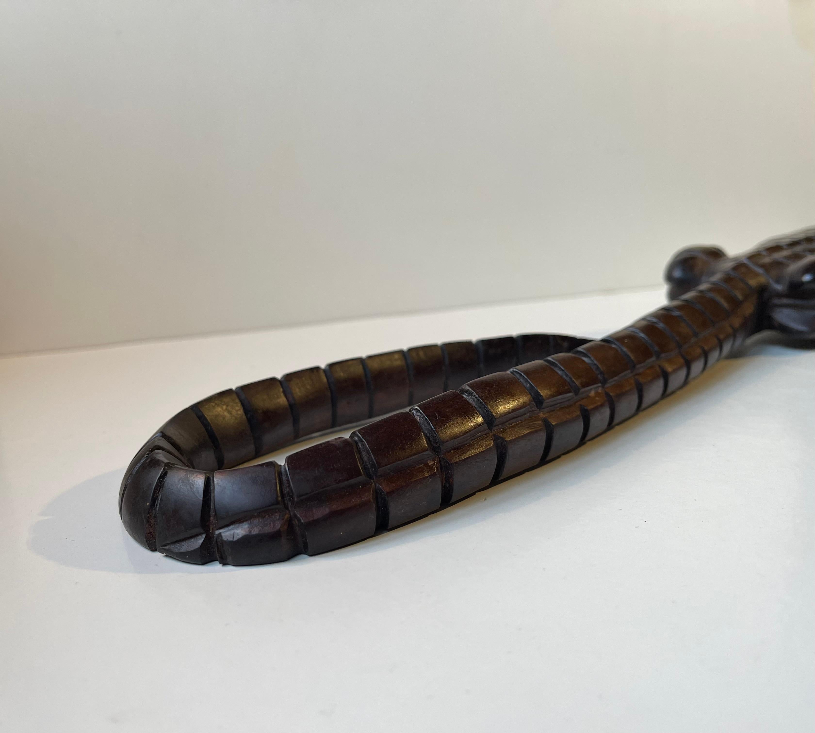 Grande coccodrillo vintage intagliato a mano in legno scuro in vendita 1