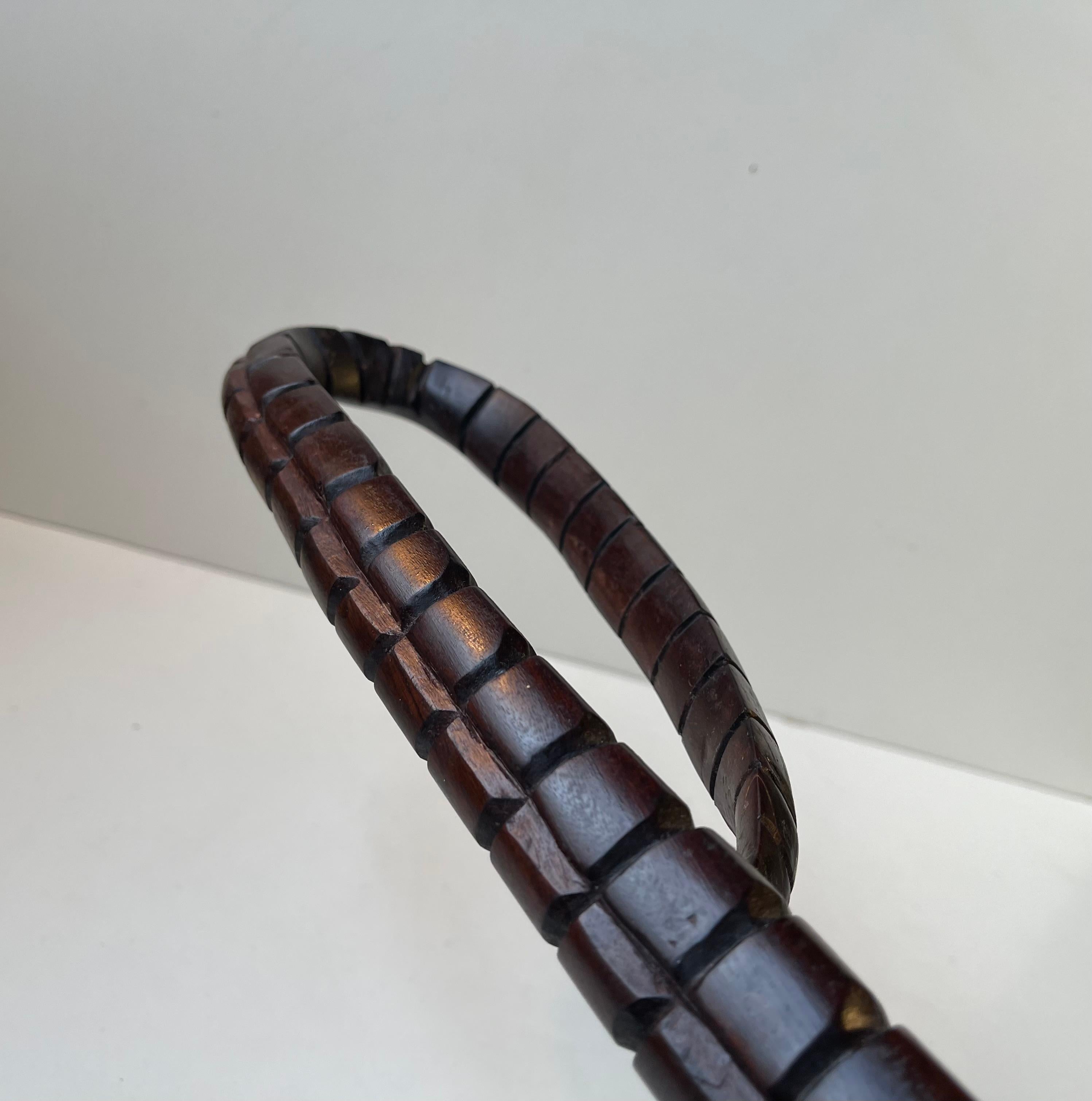 Grande coccodrillo vintage intagliato a mano in legno scuro in vendita 2