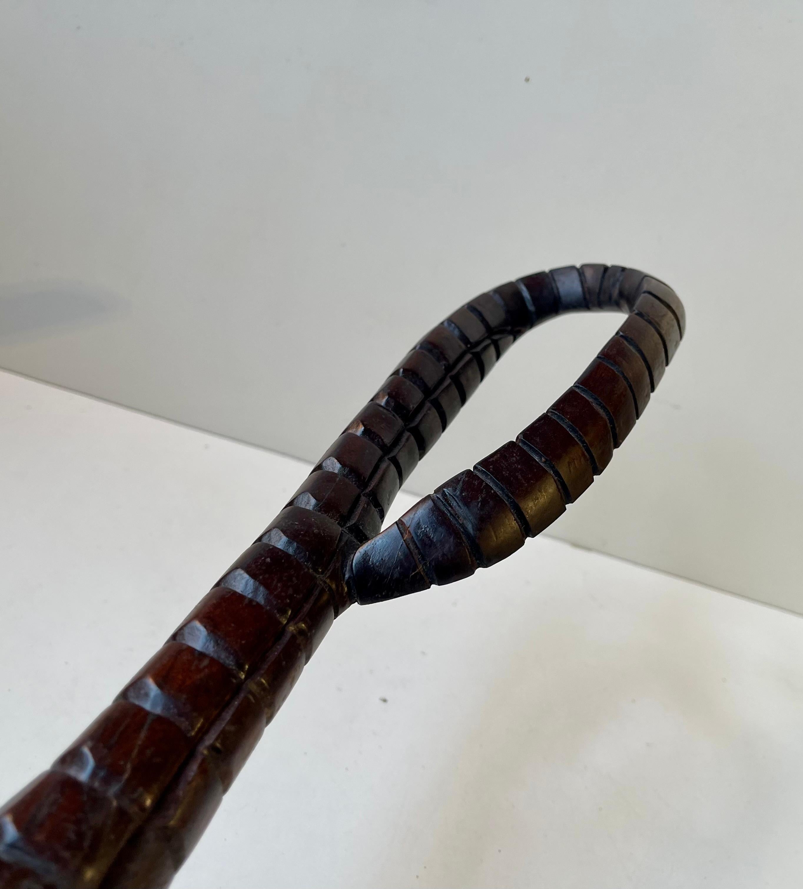 Grande coccodrillo vintage intagliato a mano in legno scuro in vendita 3