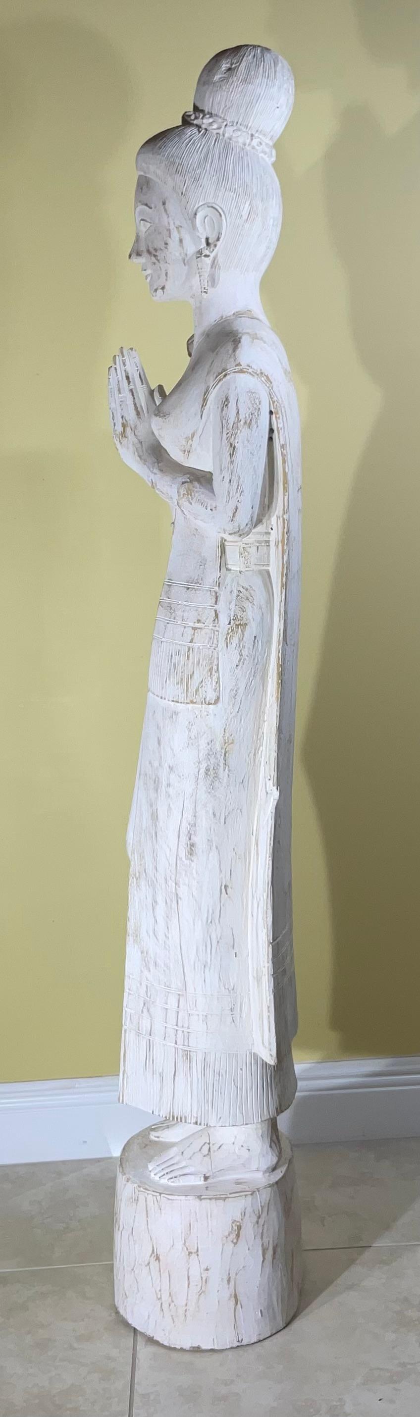 Grande sculpture vintage en bois sculptée à la main Quan Yin en vente 3