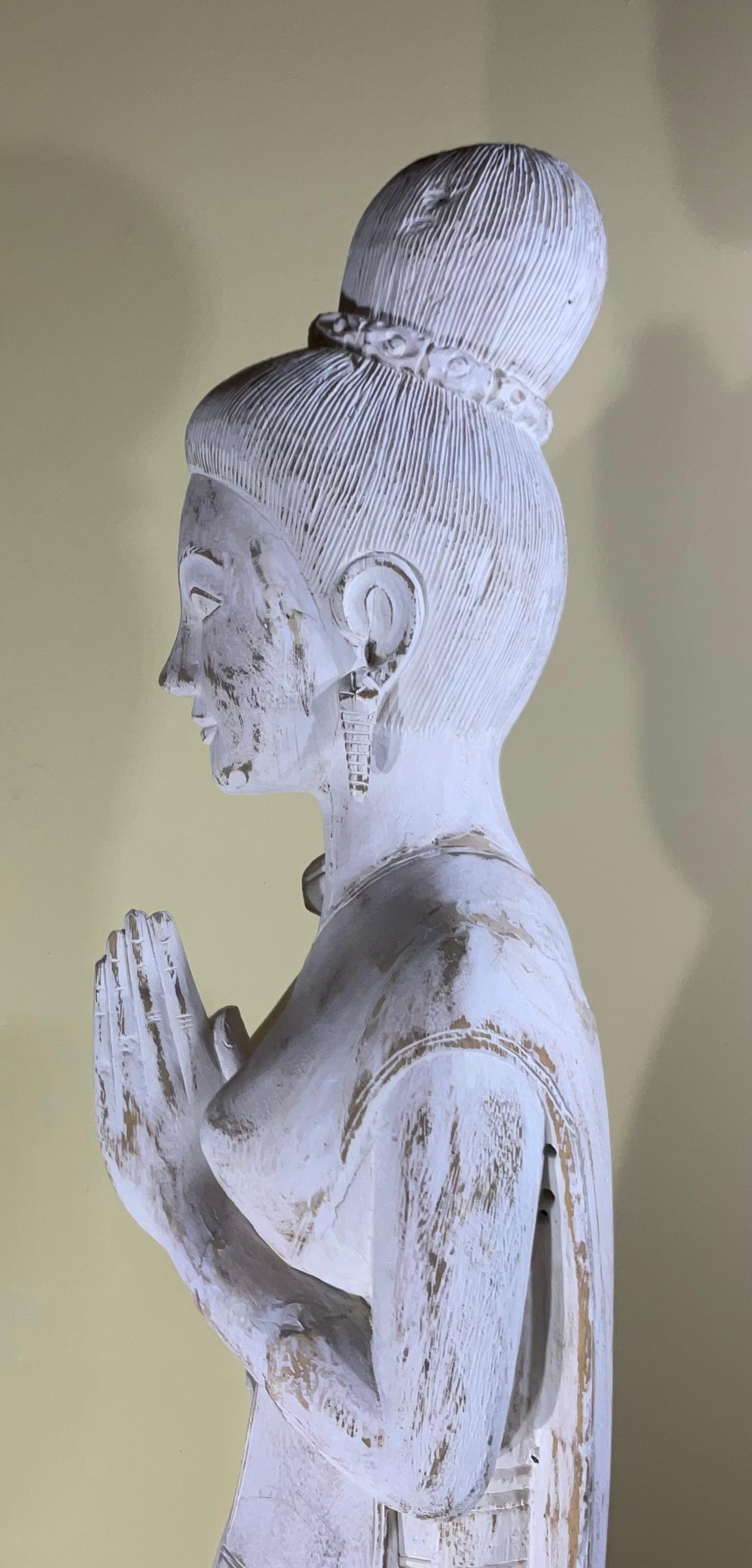 Grande sculpture vintage en bois sculptée à la main Quan Yin en vente 4