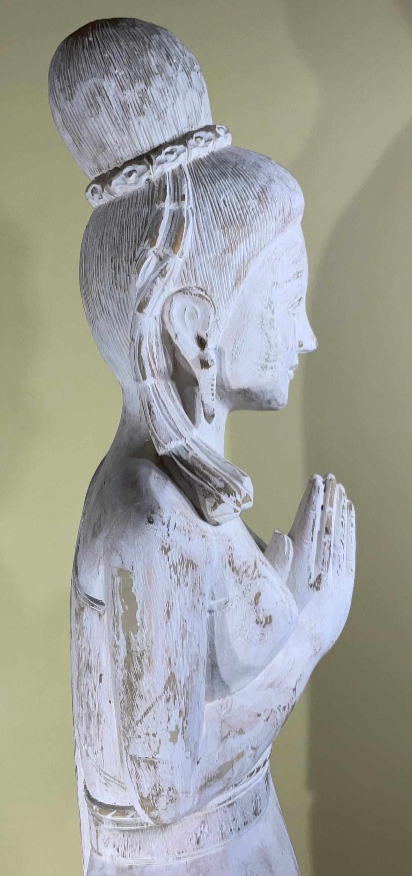 Grande sculpture vintage en bois sculptée à la main Quan Yin en vente 5