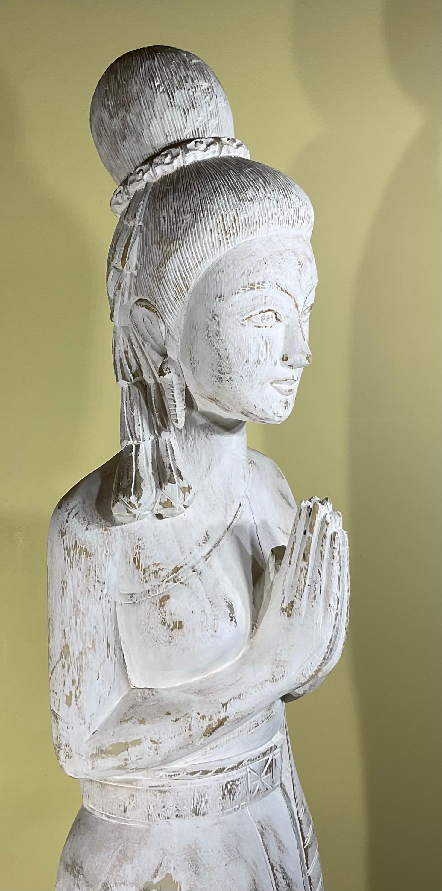 Grande sculpture vintage en bois sculptée à la main Quan Yin en vente 6