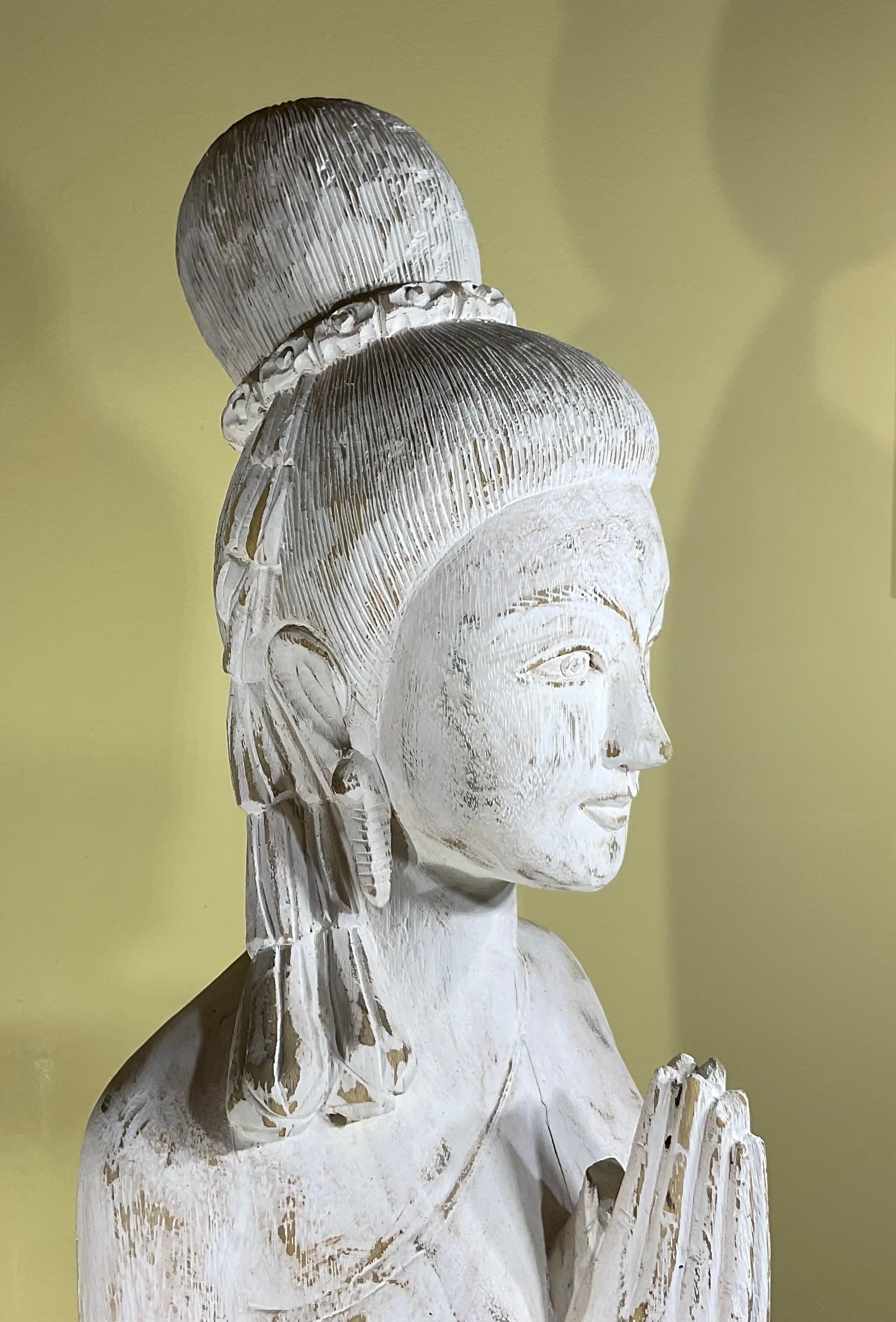 Grande sculpture vintage en bois sculptée à la main Quan Yin en vente 7