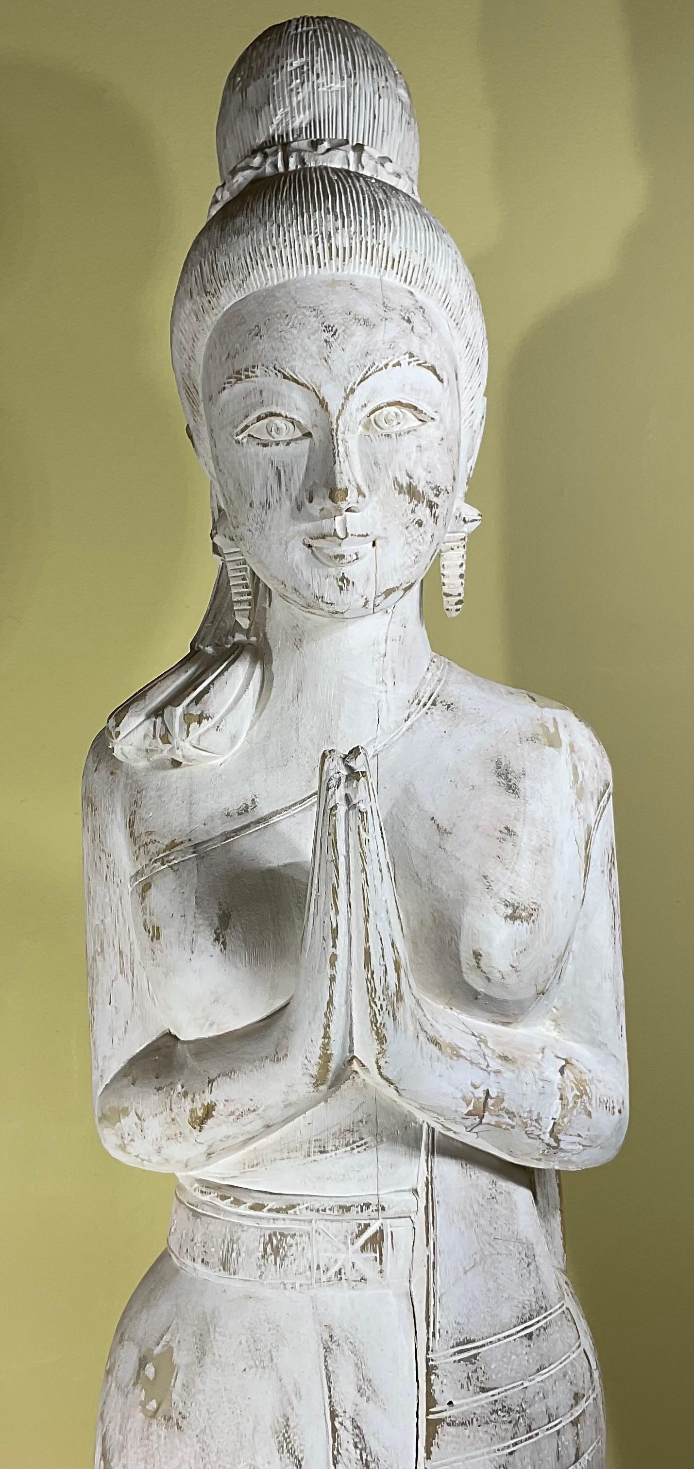 Grande sculpture vintage en bois sculptée à la main Quan Yin en vente 8