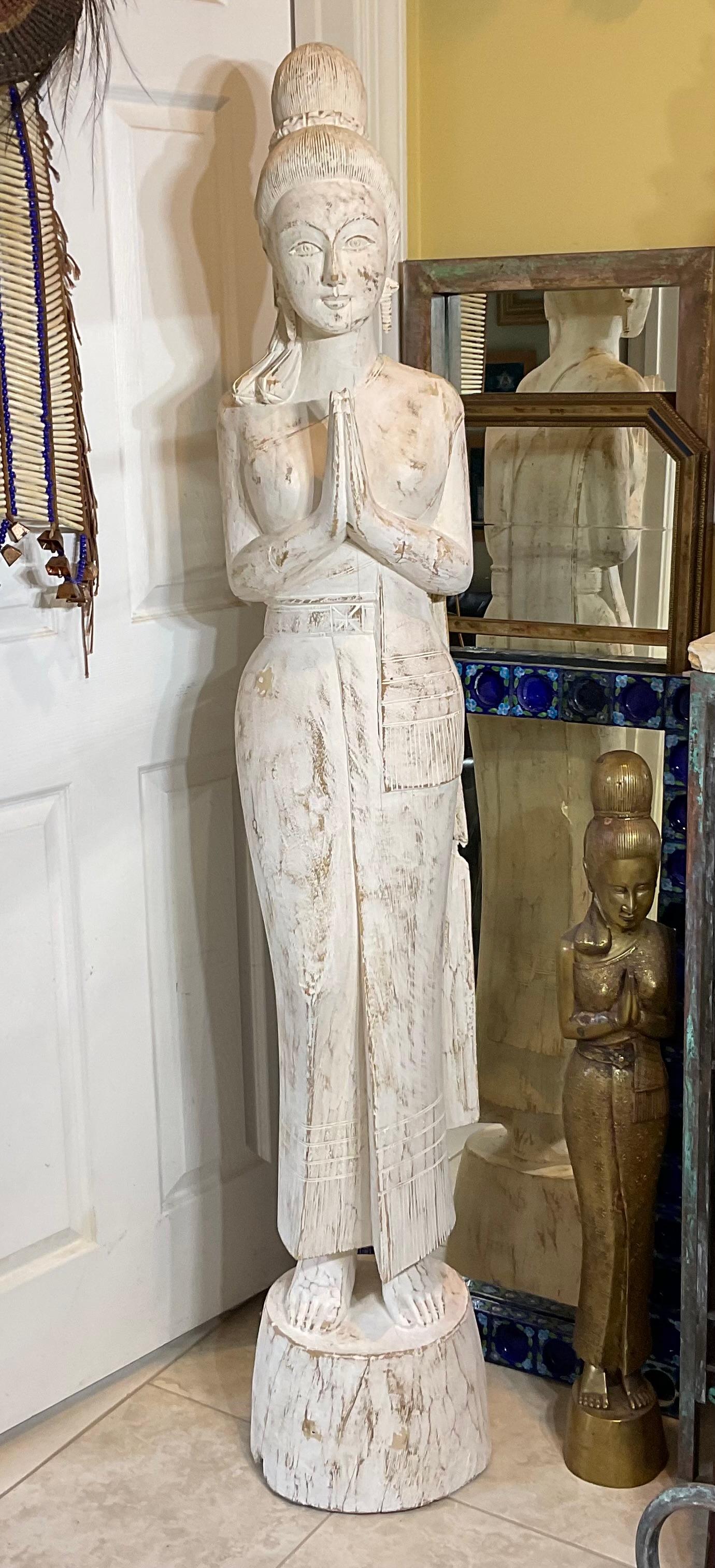 Grande sculpture vintage en bois sculptée à la main Quan Yin en vente 9