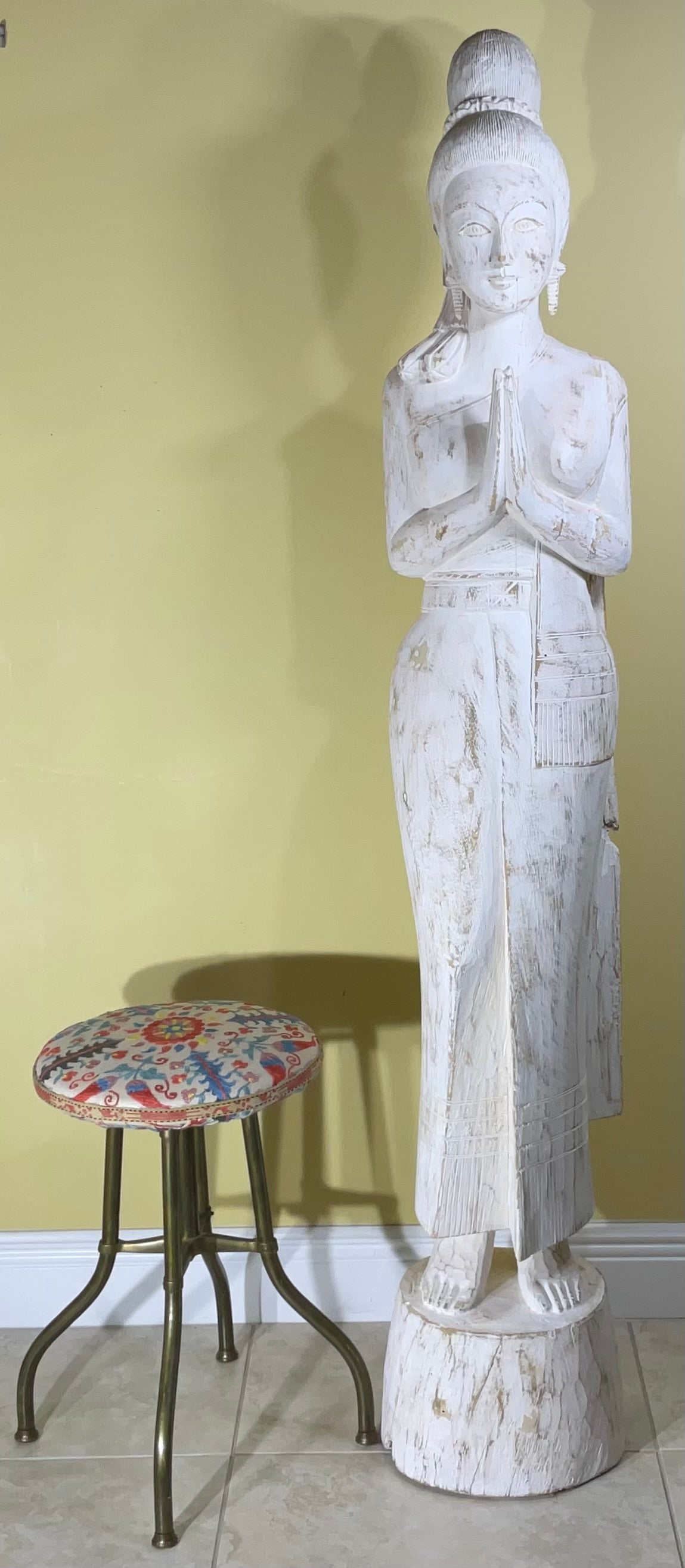 Sculpture exquise en bois sculptée à la main  Pièce ancienne ayant une signification culturelle  Taille majestueuse et présence imposante . Pièce décorative polyvalente pour toute maison, belle expression faciale, symbole de sérénité et design