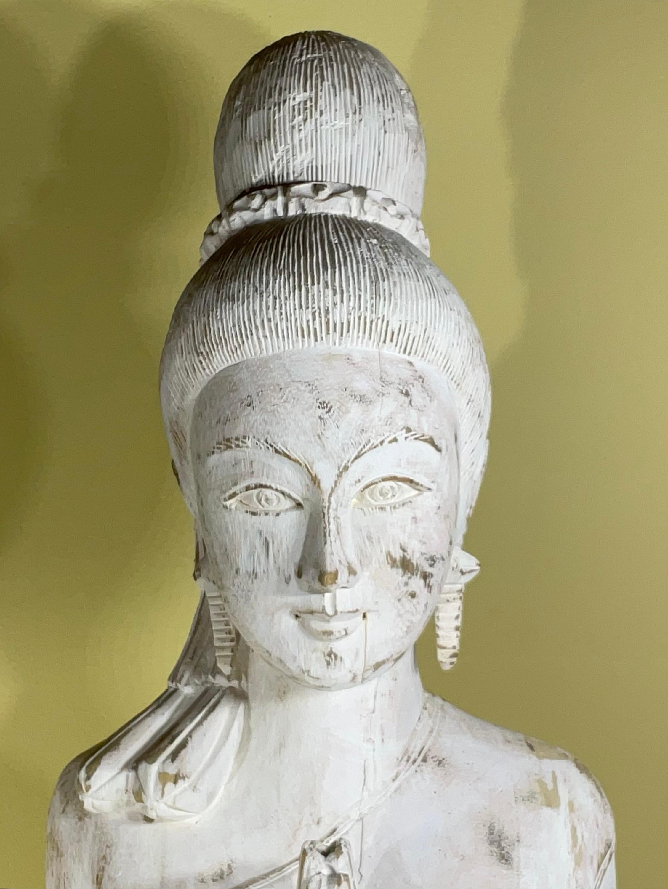 Thaïlandais Grande sculpture vintage en bois sculptée à la main Quan Yin en vente