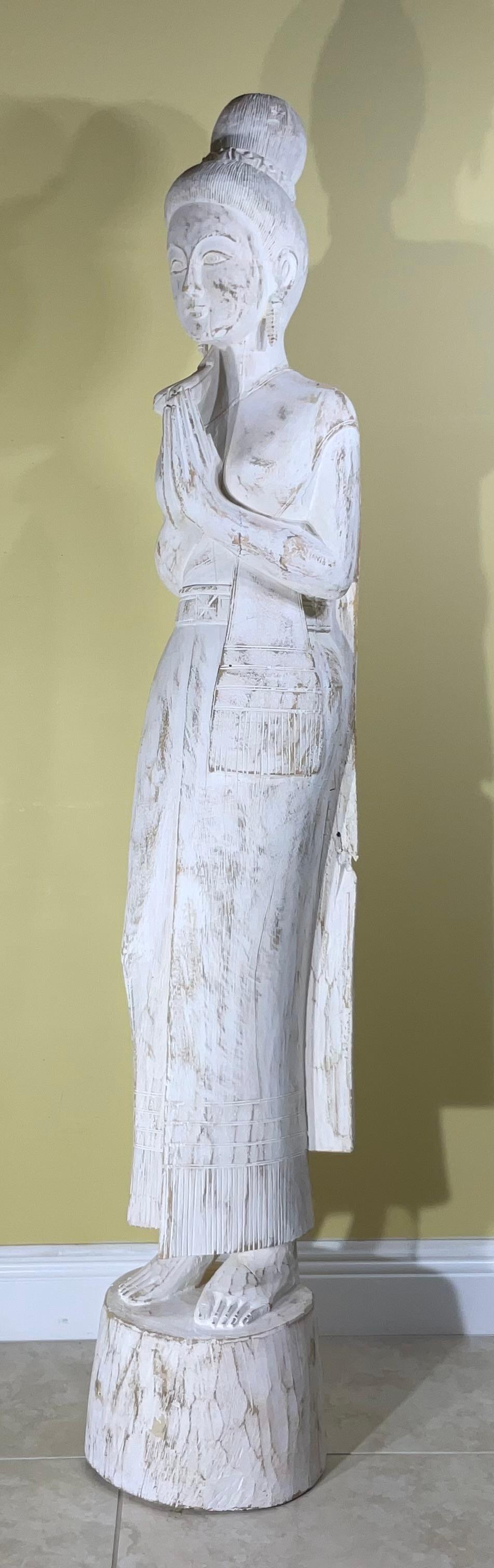 Bois Grande sculpture vintage en bois sculptée à la main Quan Yin en vente