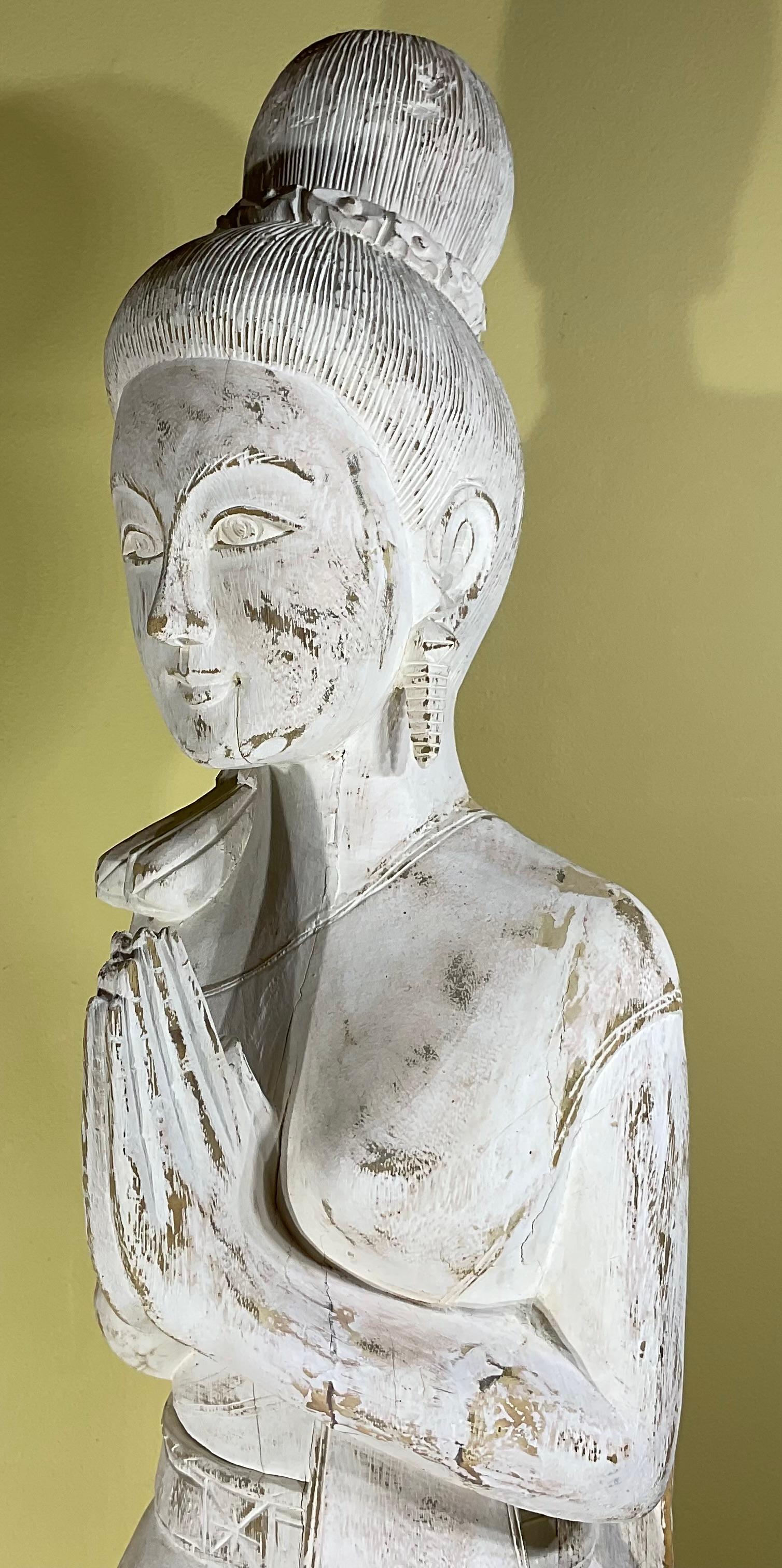Grande sculpture vintage en bois sculptée à la main Quan Yin en vente 1