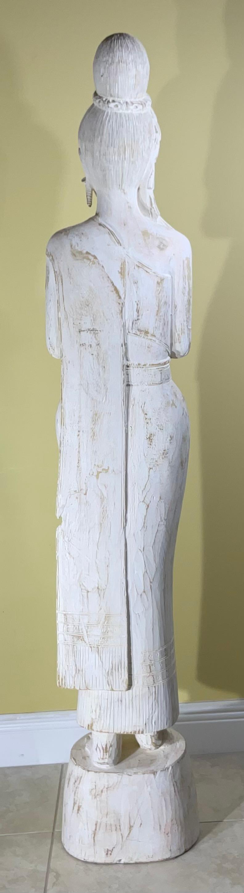 Grande sculpture vintage en bois sculptée à la main Quan Yin en vente 2