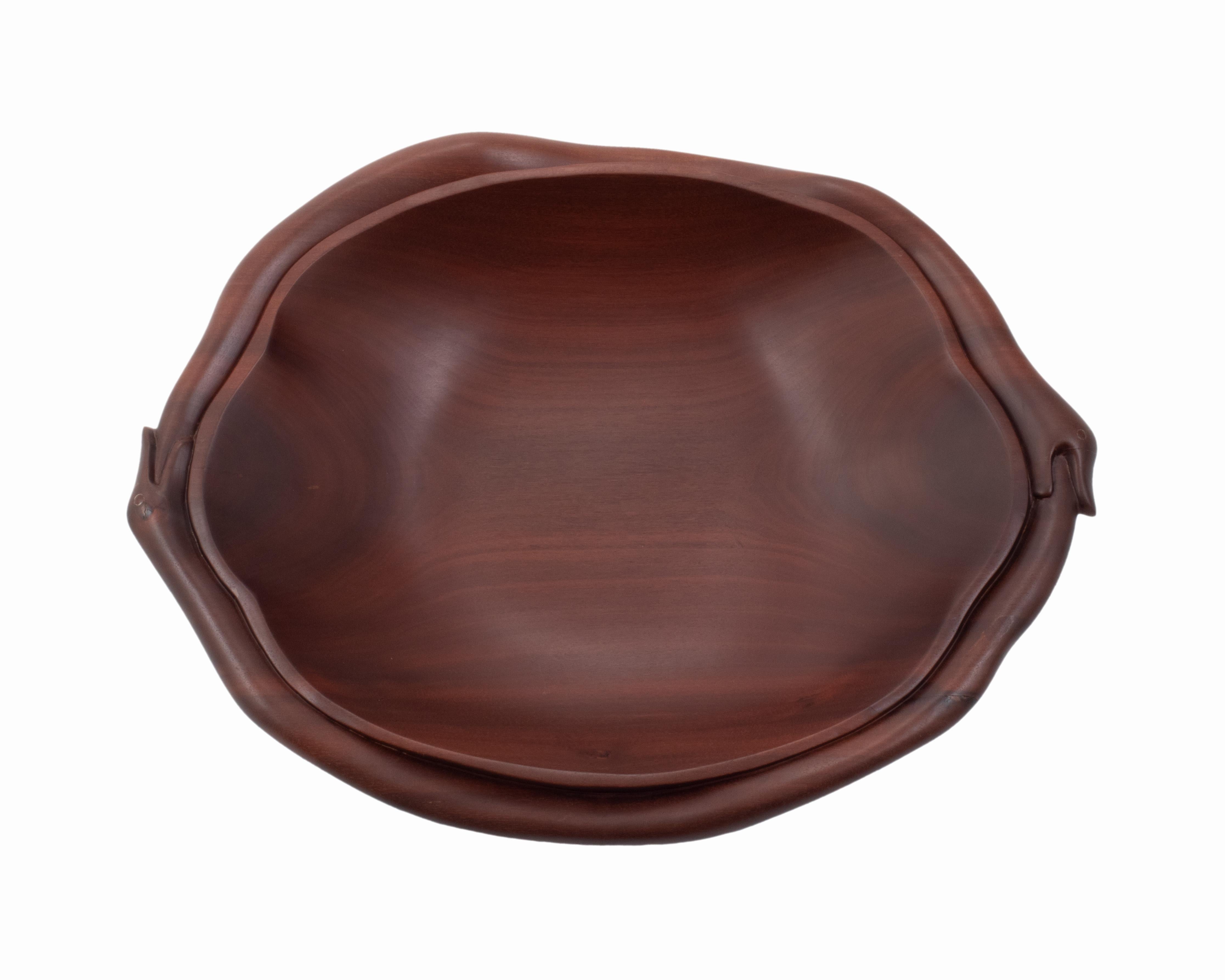 Voici un bol en bois sculpté très cool et unique avec un double motif Ouroboros. Il s'agit d'une pièce de grande taille, fabriquée en noyer massif ou peut-être en palissandre. Une belle pièce de décoration à ajouter à votre maison éclectique ! 