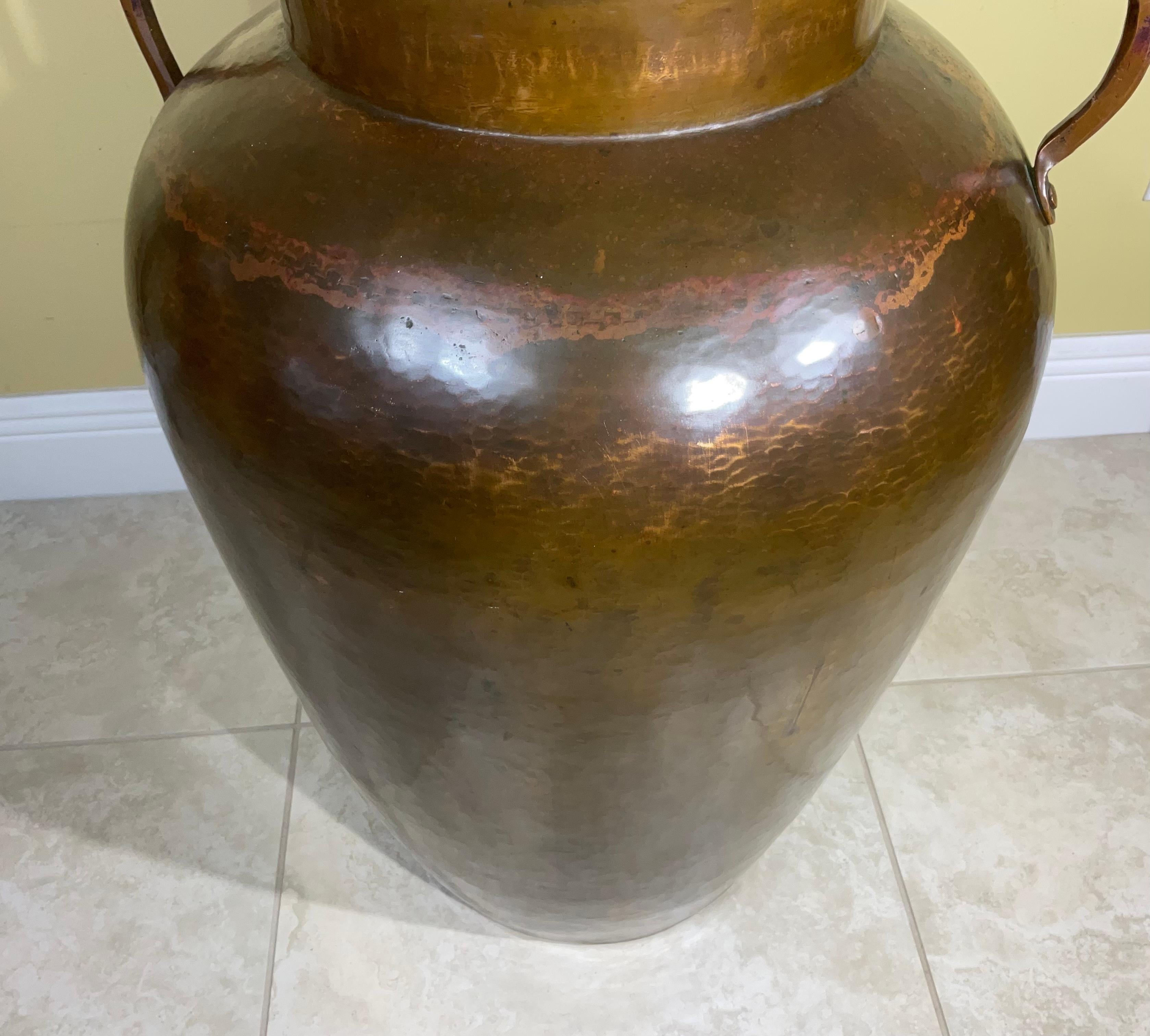 Grand vase vintage en cuivre martelé à la main en vente 2