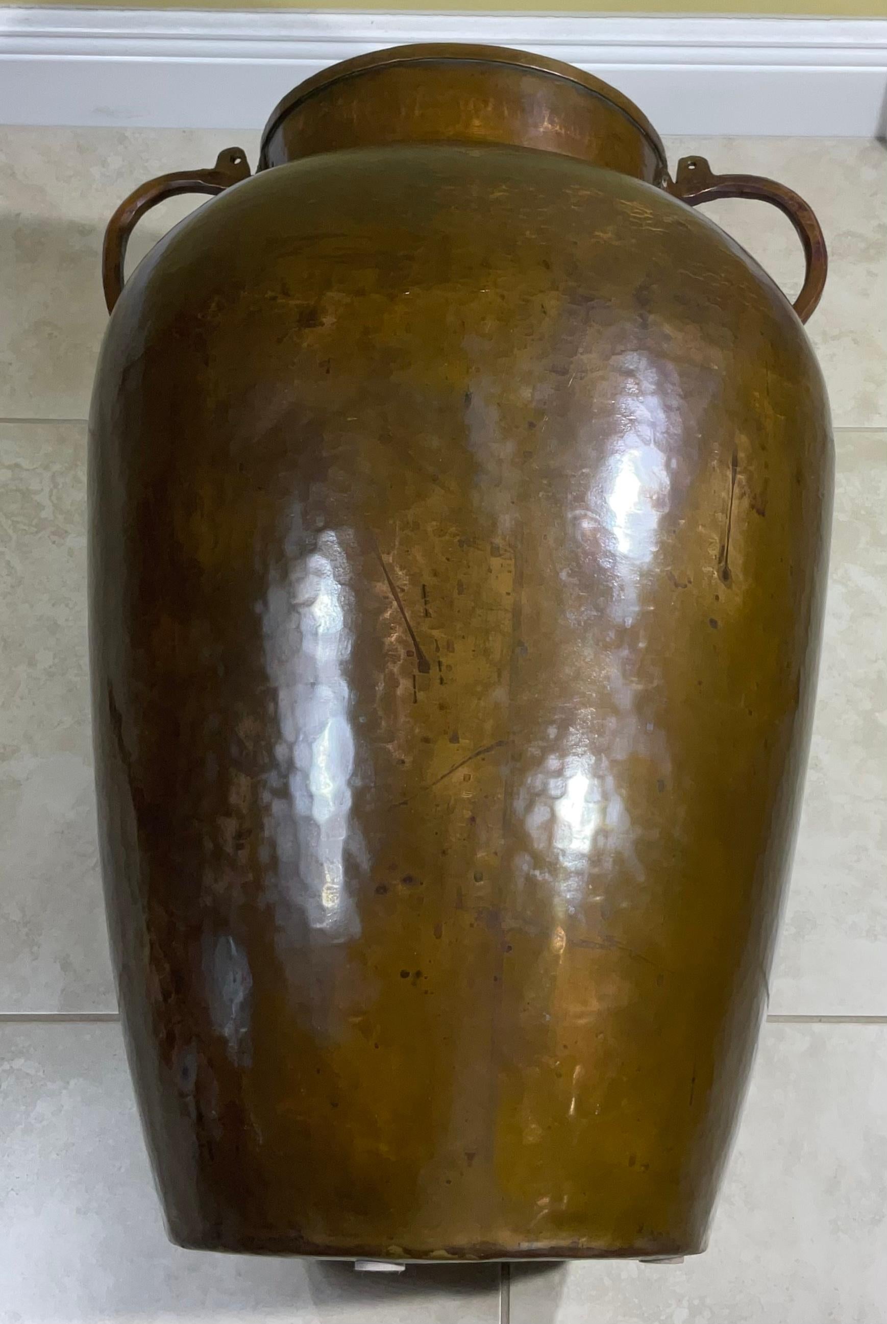 Grand vase vintage en cuivre martelé à la main en vente 6