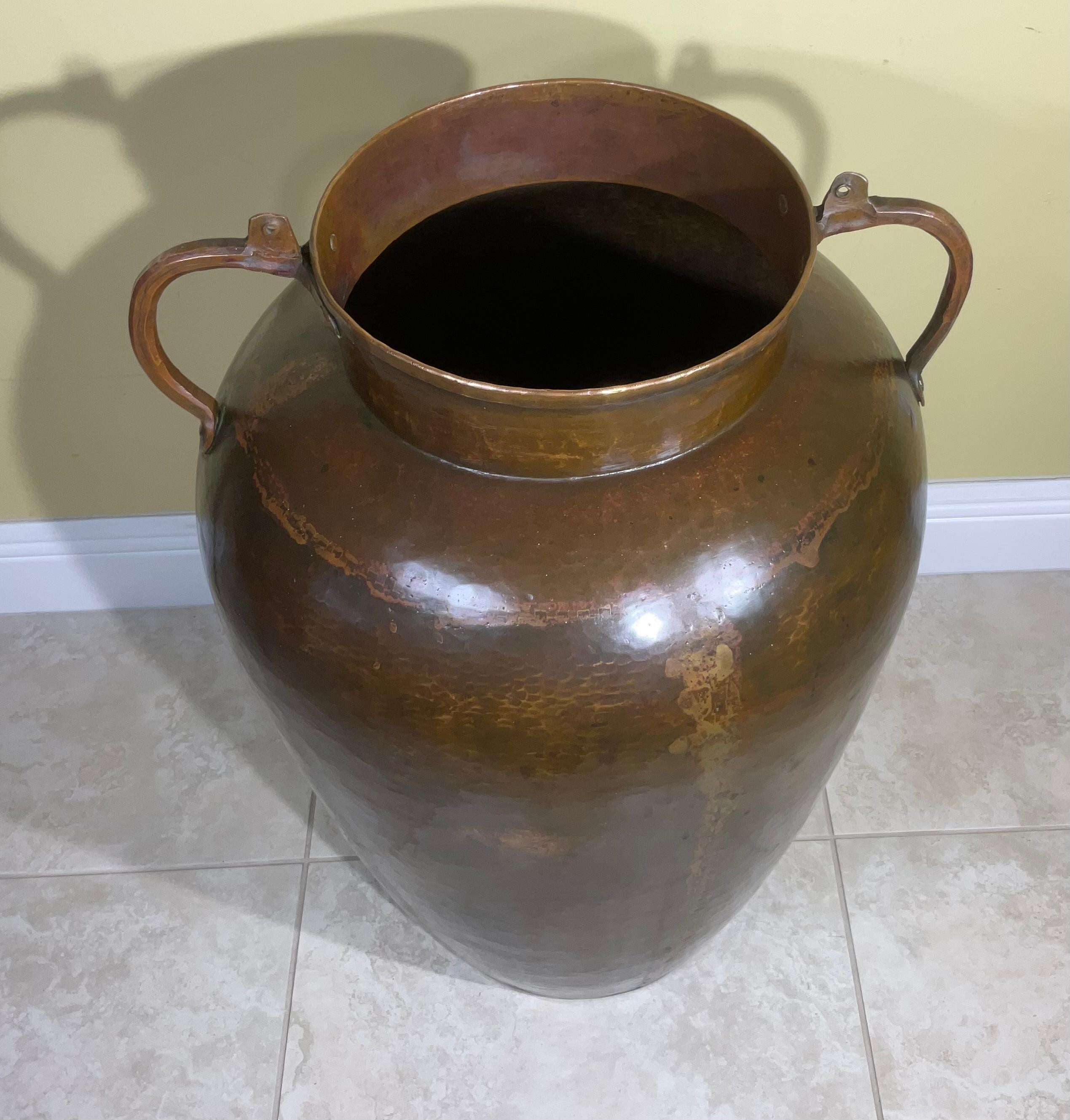 Fait main Grand vase vintage en cuivre martelé à la main en vente
