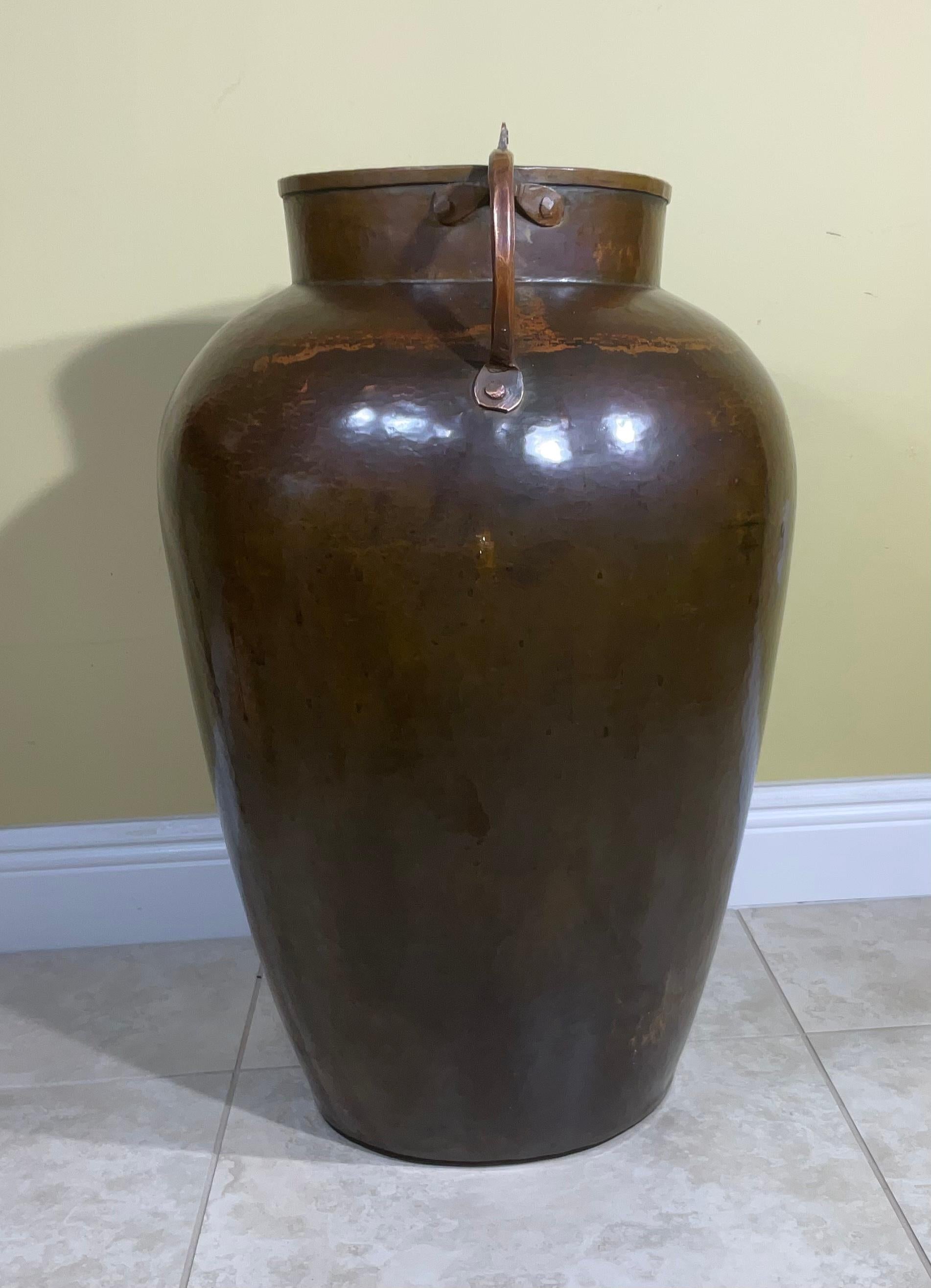 Milieu du XXe siècle Grand vase vintage en cuivre martelé à la main en vente