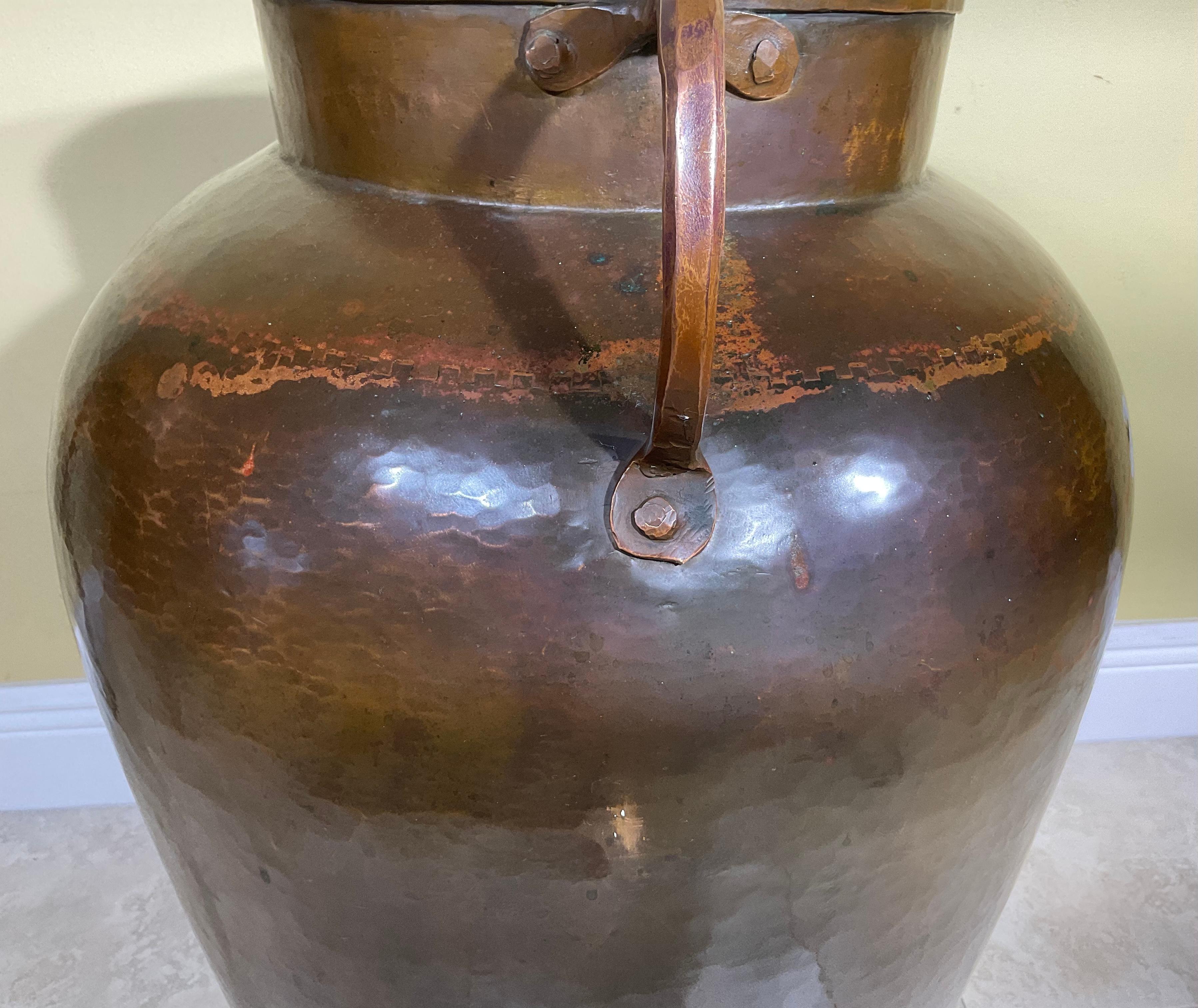 Laiton Grand vase vintage en cuivre martelé à la main en vente