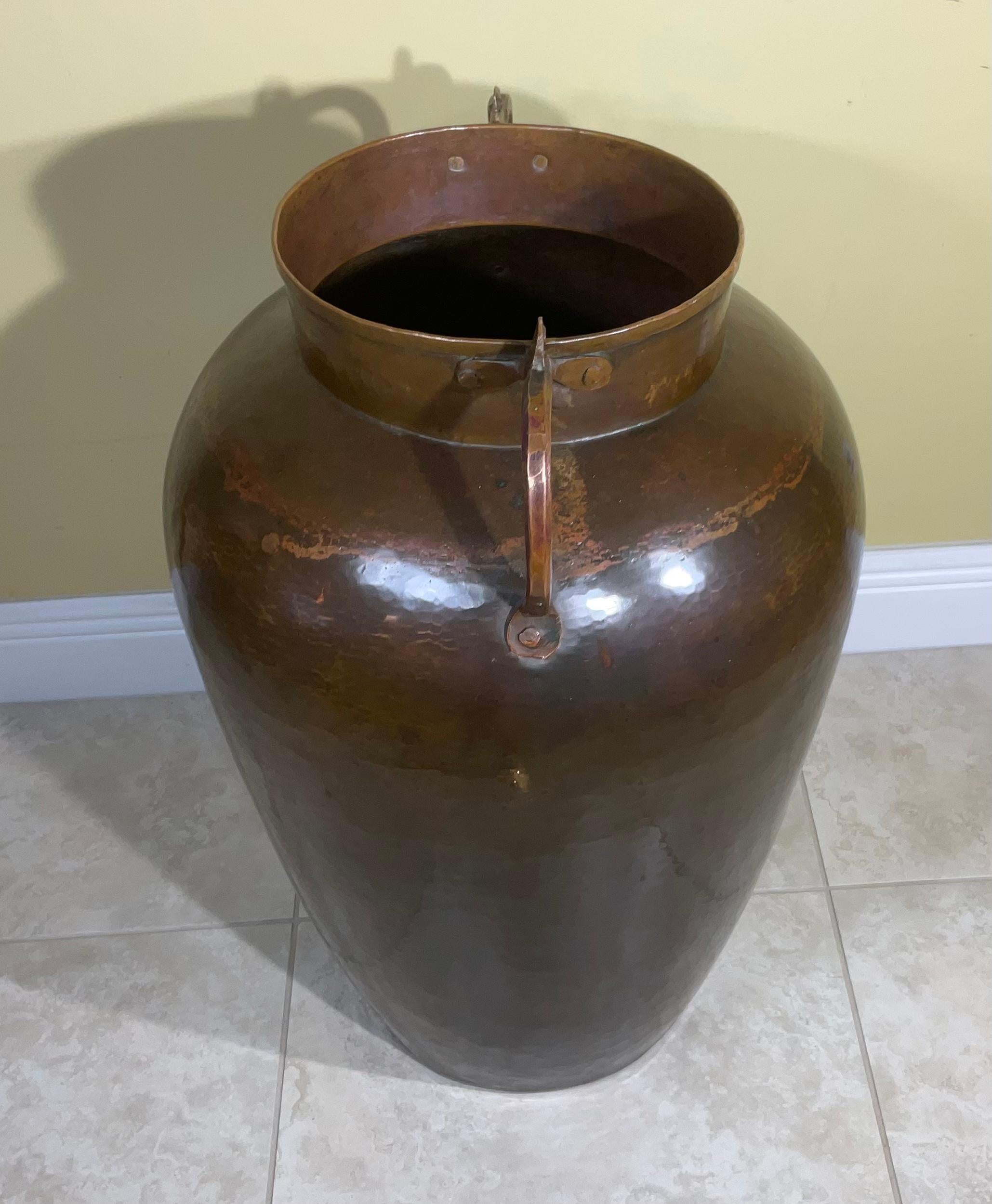 Grand vase vintage en cuivre martelé à la main en vente 1
