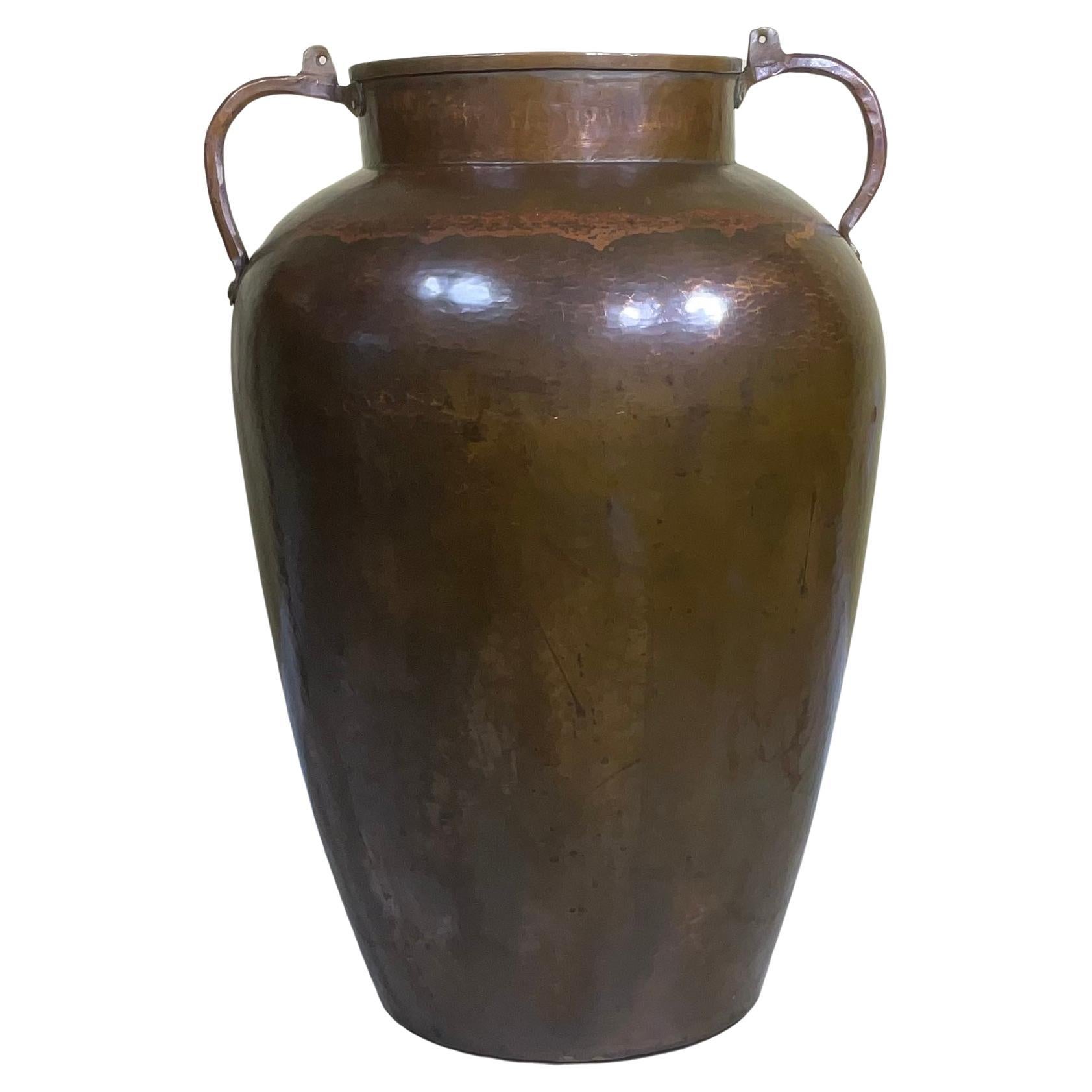 Grand vase vintage en cuivre martelé à la main en vente