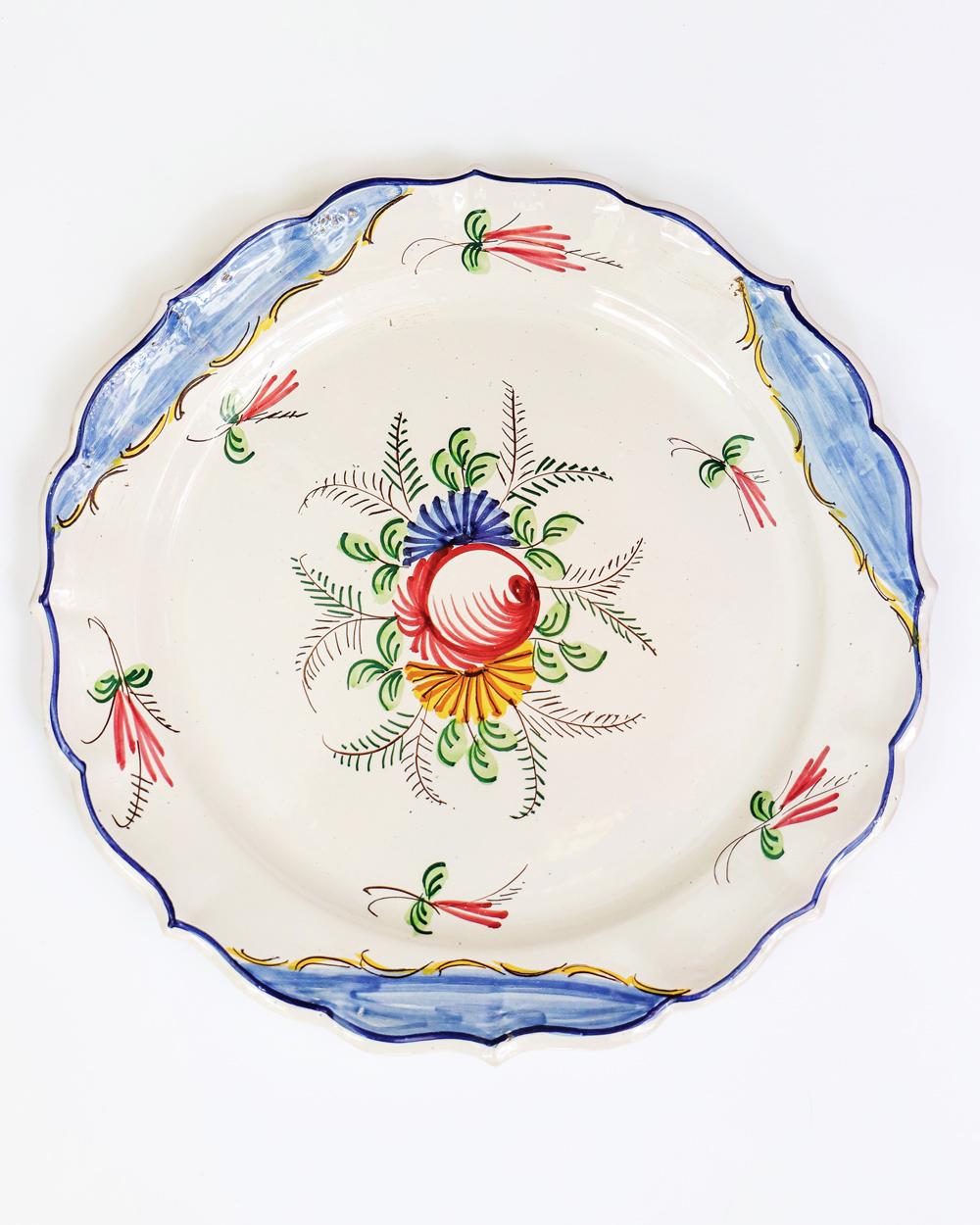 Adoramos los platos de cerámica antiguos y vintage, que obtenemos principalmente de las regiones rurales de Francia e Italia. Esta pieza en concreto es un plato italiano de tamaño generoso, pintado a mano y adornado con motivos florales. Su diseño