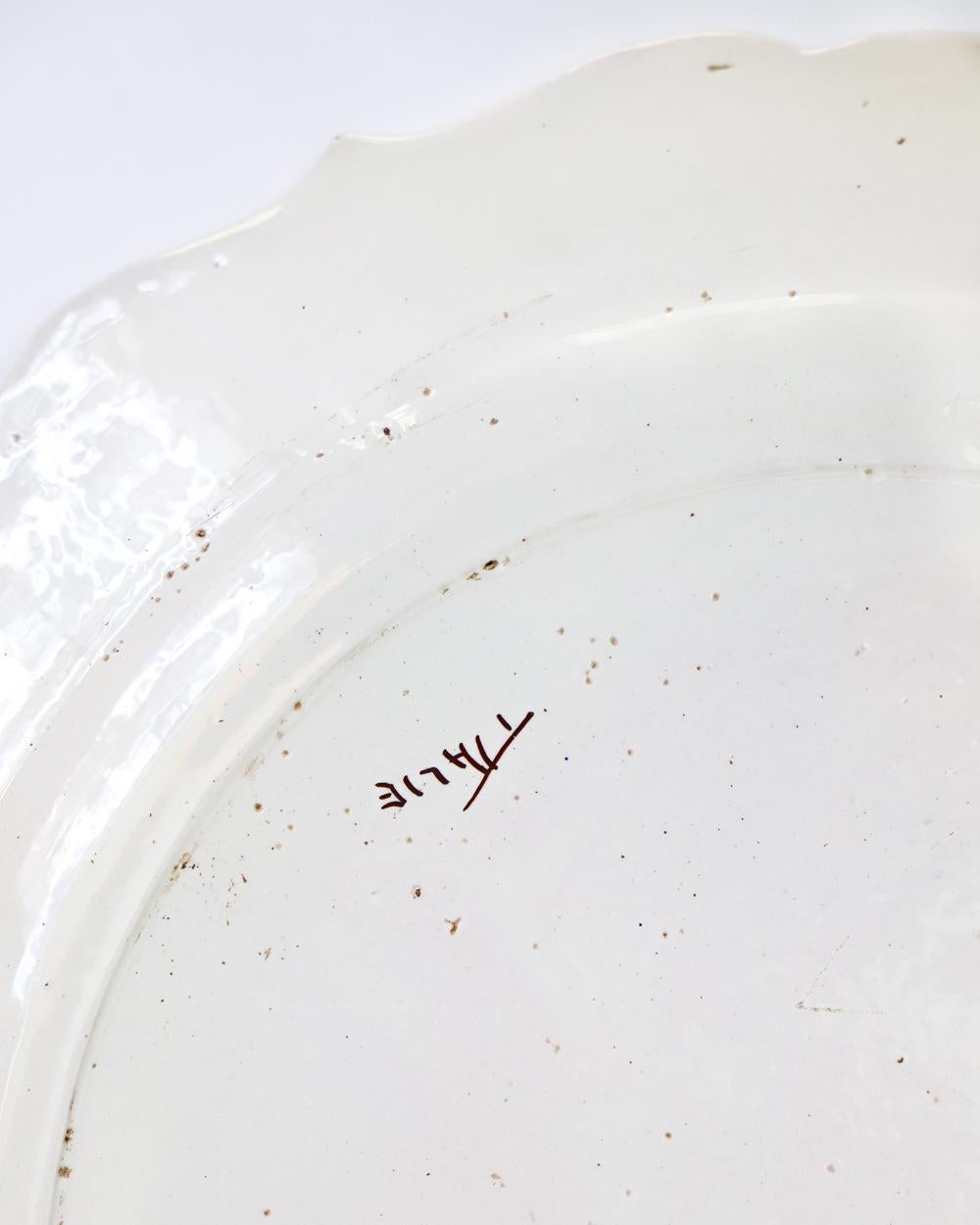 Gran plato vintage de cerámica italiana pintada a mano con flores, años 60 Hecho a mano en venta